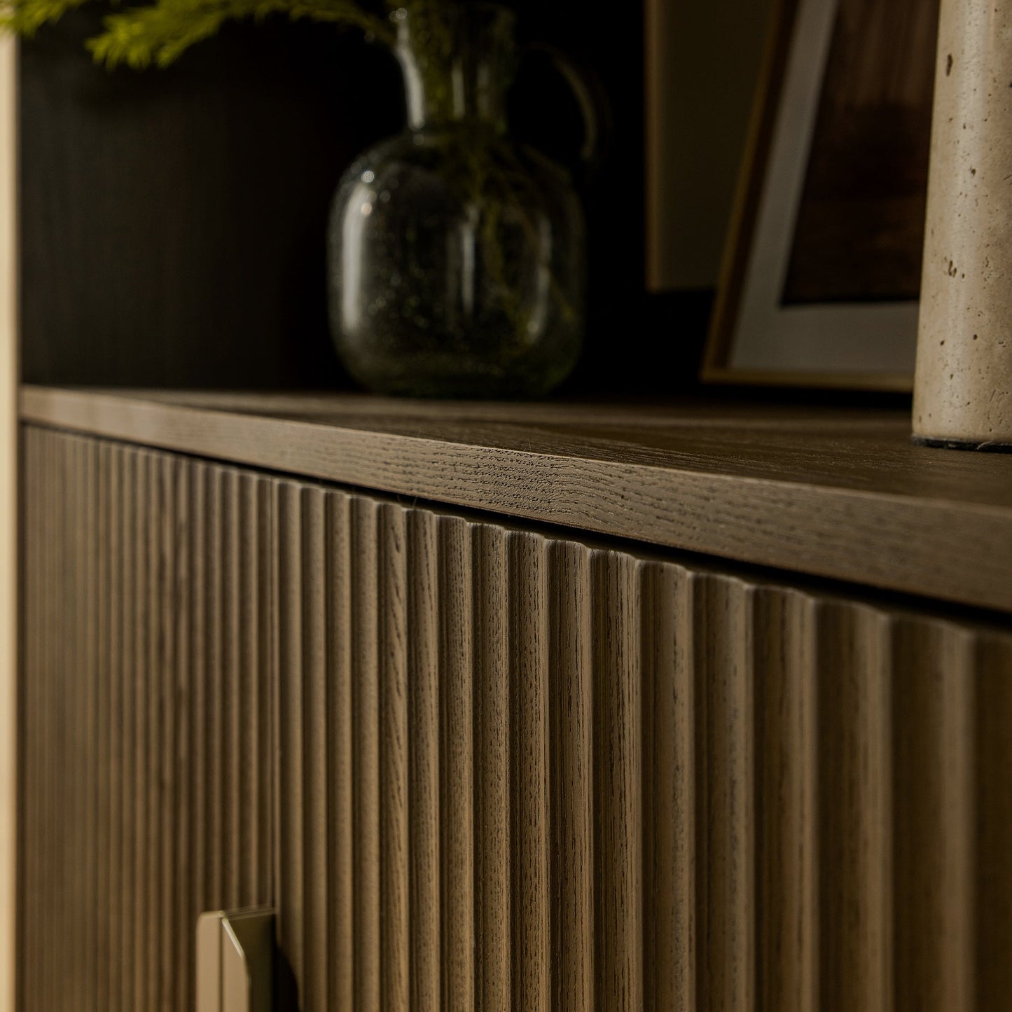 Bibliothèque haute striée Richmond avec portes, frêne foncé