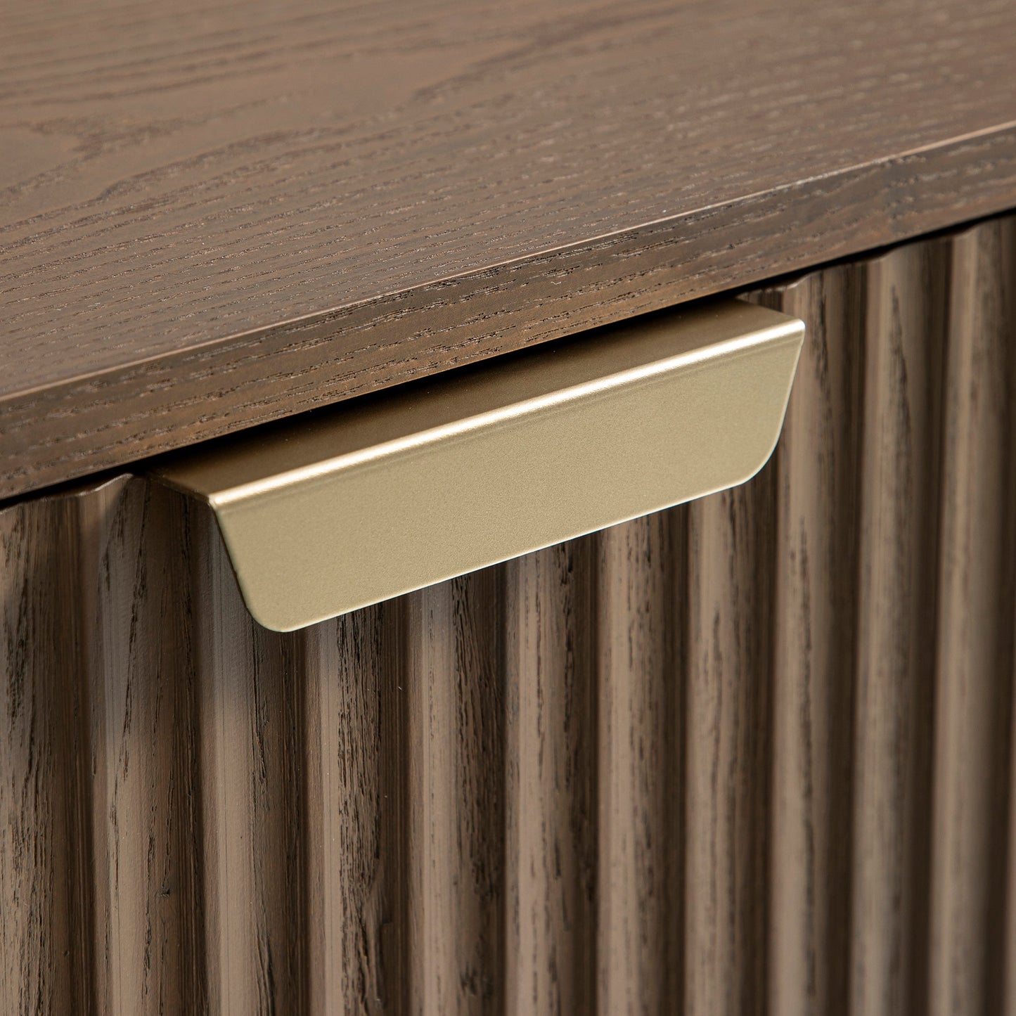 Armoire Richmond striée à 2 portes avec tiroirs, frêne foncé