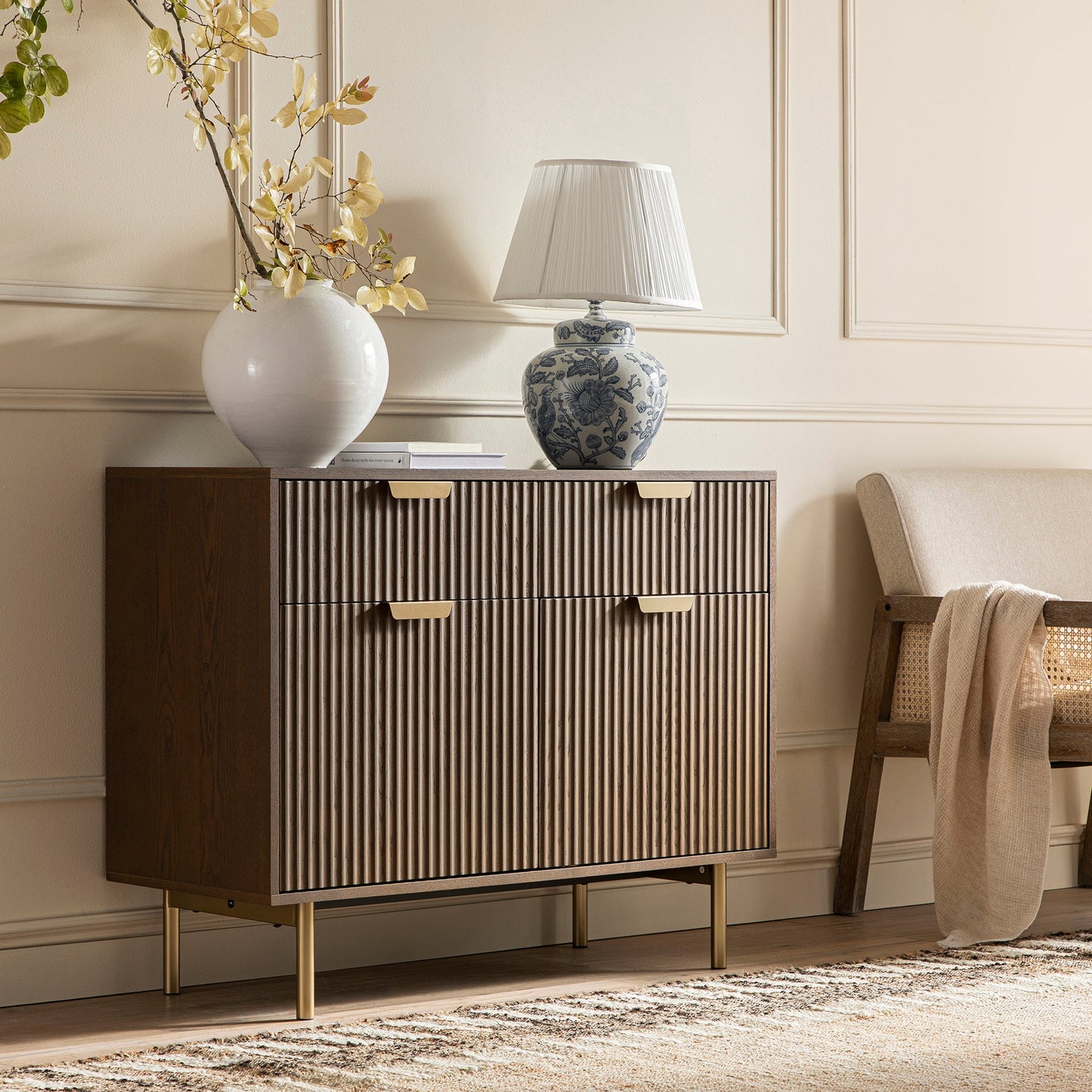 Armoire Richmond striée à 2 portes avec tiroirs, frêne foncé