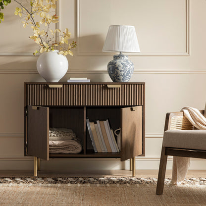 Armoire Richmond striée à 2 portes avec tiroirs, frêne foncé