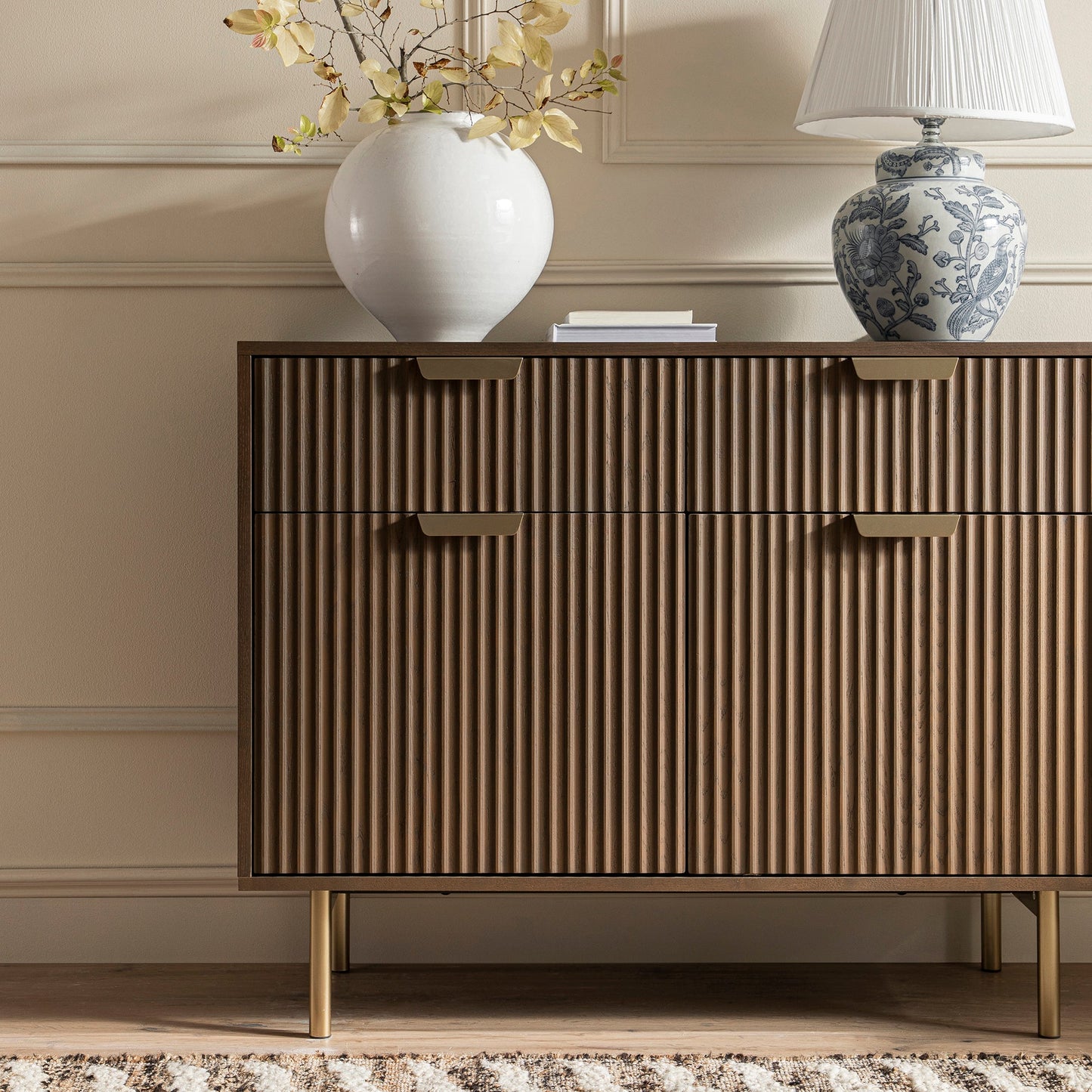 Armoire Richmond striée à 2 portes avec tiroirs, frêne foncé