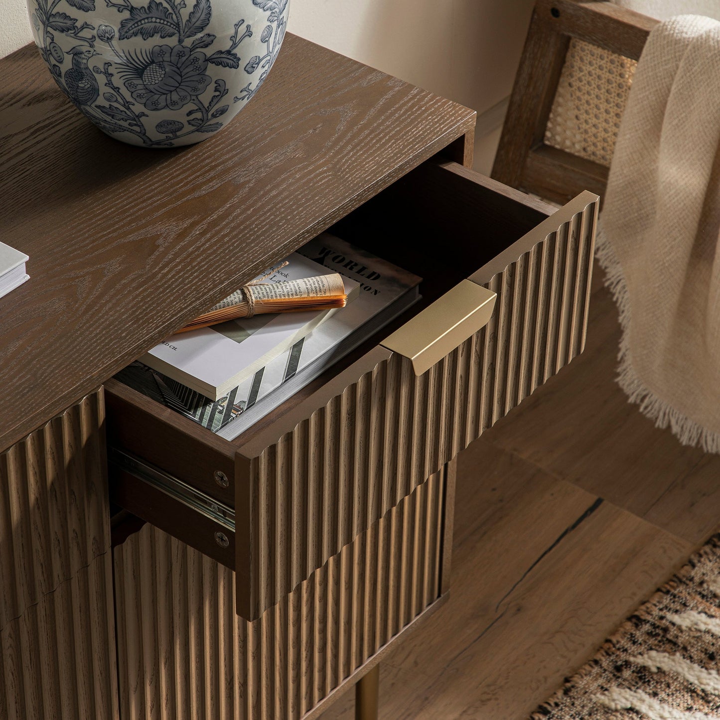 Armoire Richmond striée à 2 portes avec tiroirs, frêne foncé