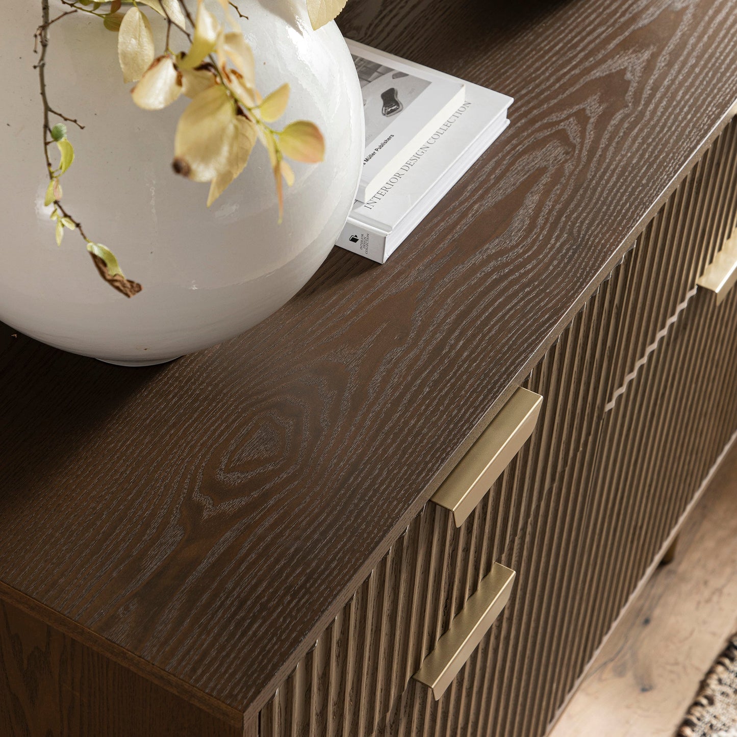 Armoire Richmond striée à 2 portes avec tiroirs, frêne foncé