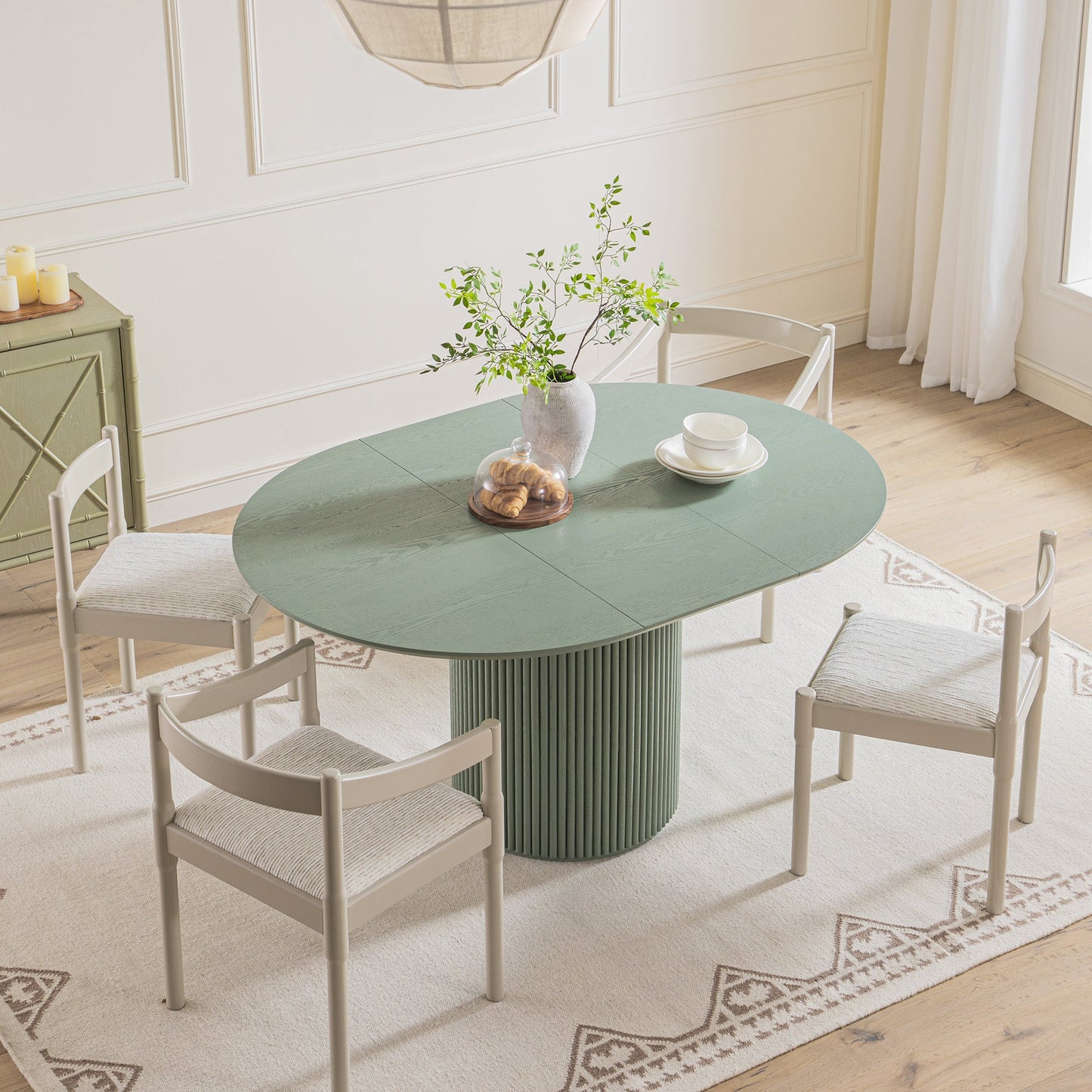 Table à manger ronde extensible Maru 4 à 6 places avec piédestal en chêne, vert sauge
