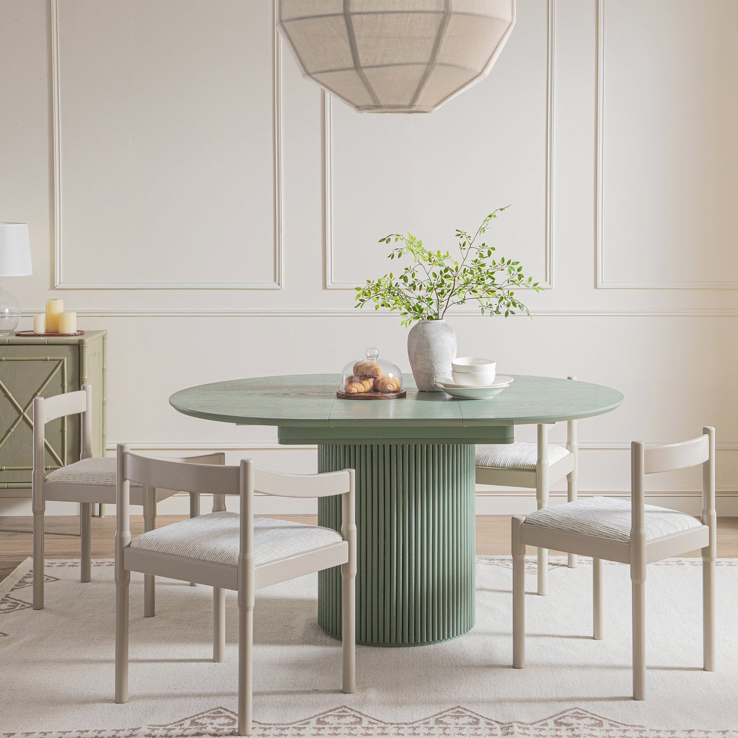 Table à manger ronde extensible Maru 4 à 6 places avec piédestal en chêne, vert sauge