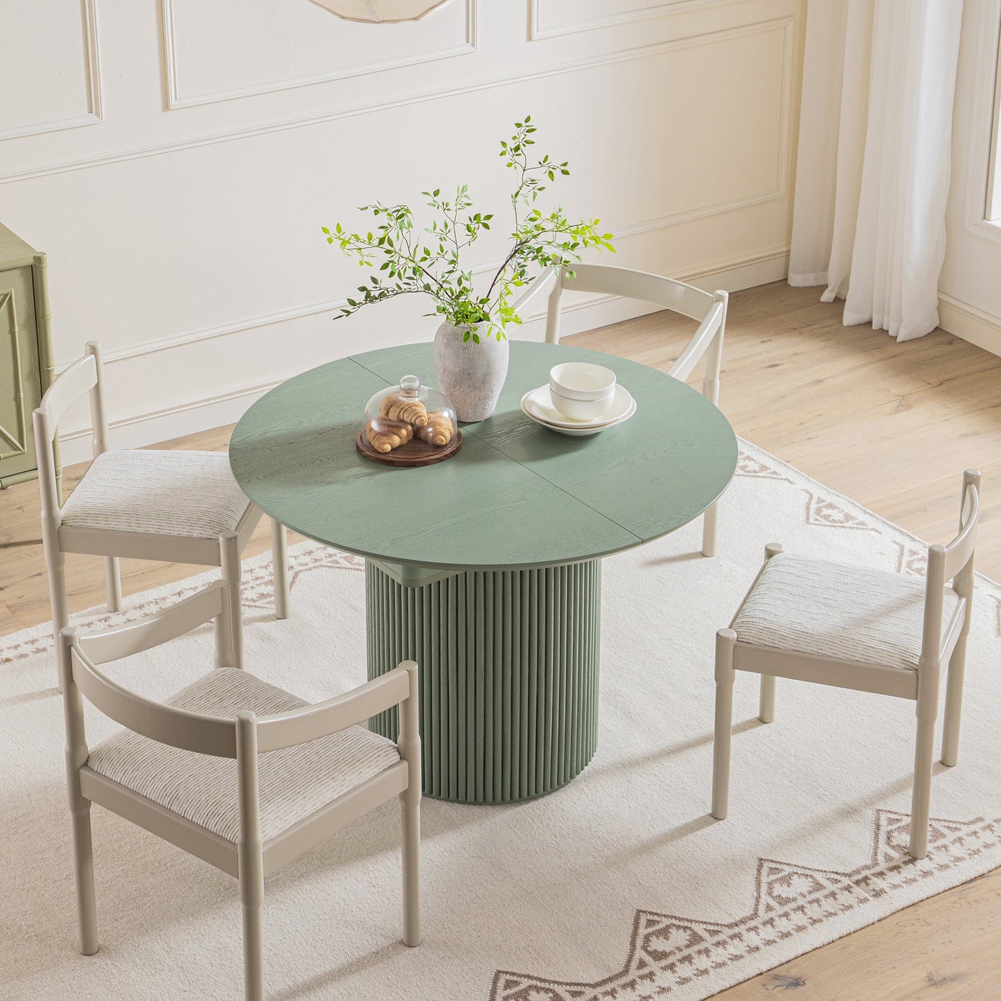 Table à manger ronde extensible Maru 4 à 6 places avec piédestal en chêne, vert sauge