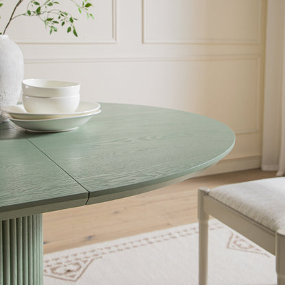 Table à manger ronde extensible Maru 4 à 6 places avec piédestal en chêne, vert sauge