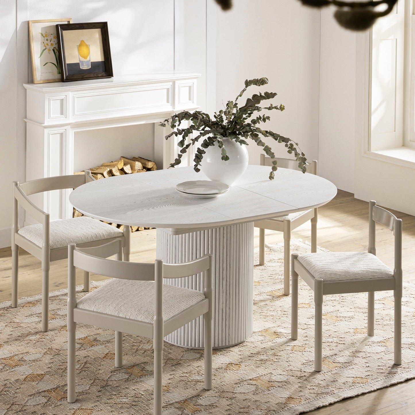 Table à manger ronde extensible Maru 4 à 6 places avec piédestal en chêne, blanc délavé