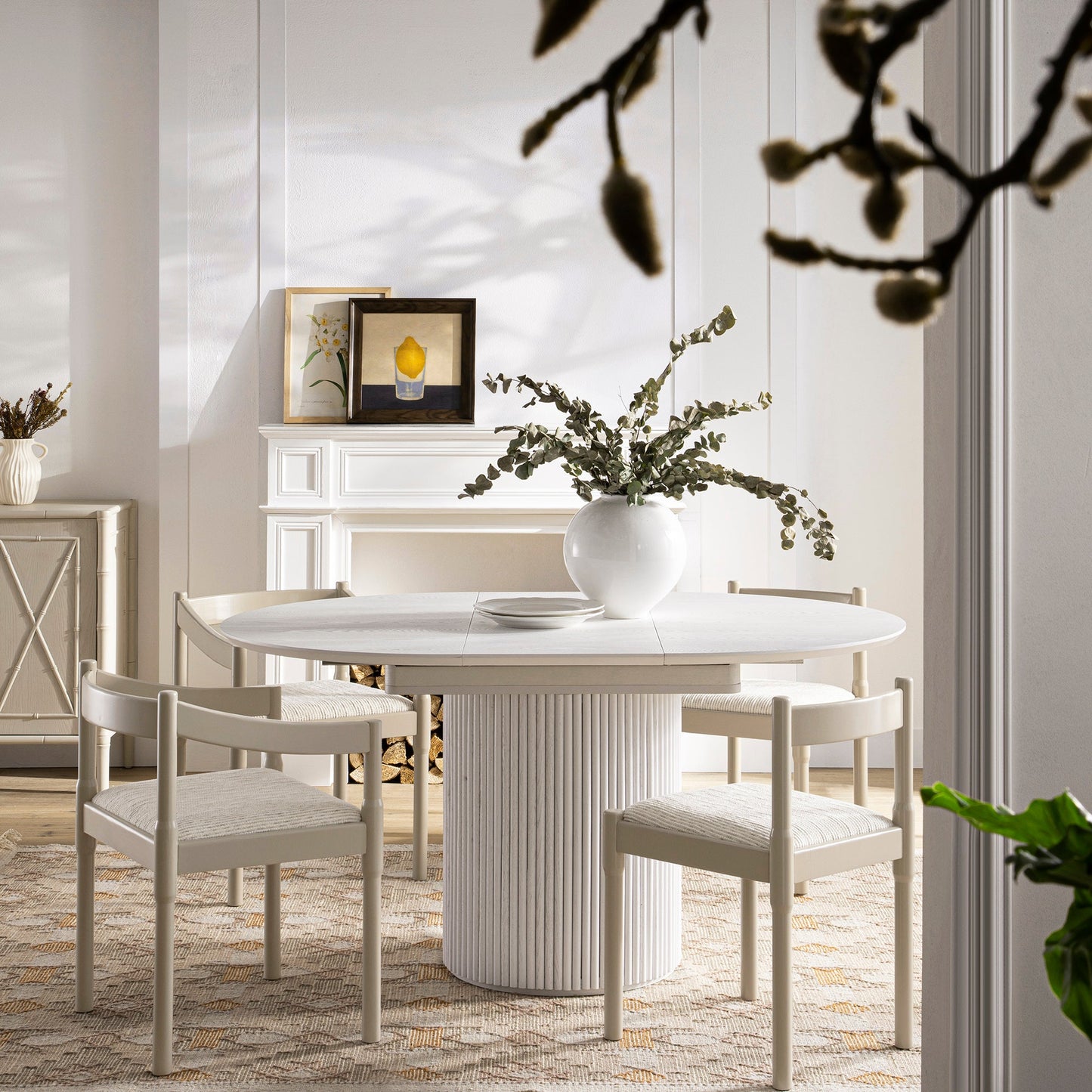 Table à manger ronde extensible Maru 4 à 6 places avec piédestal en chêne, blanc délavé