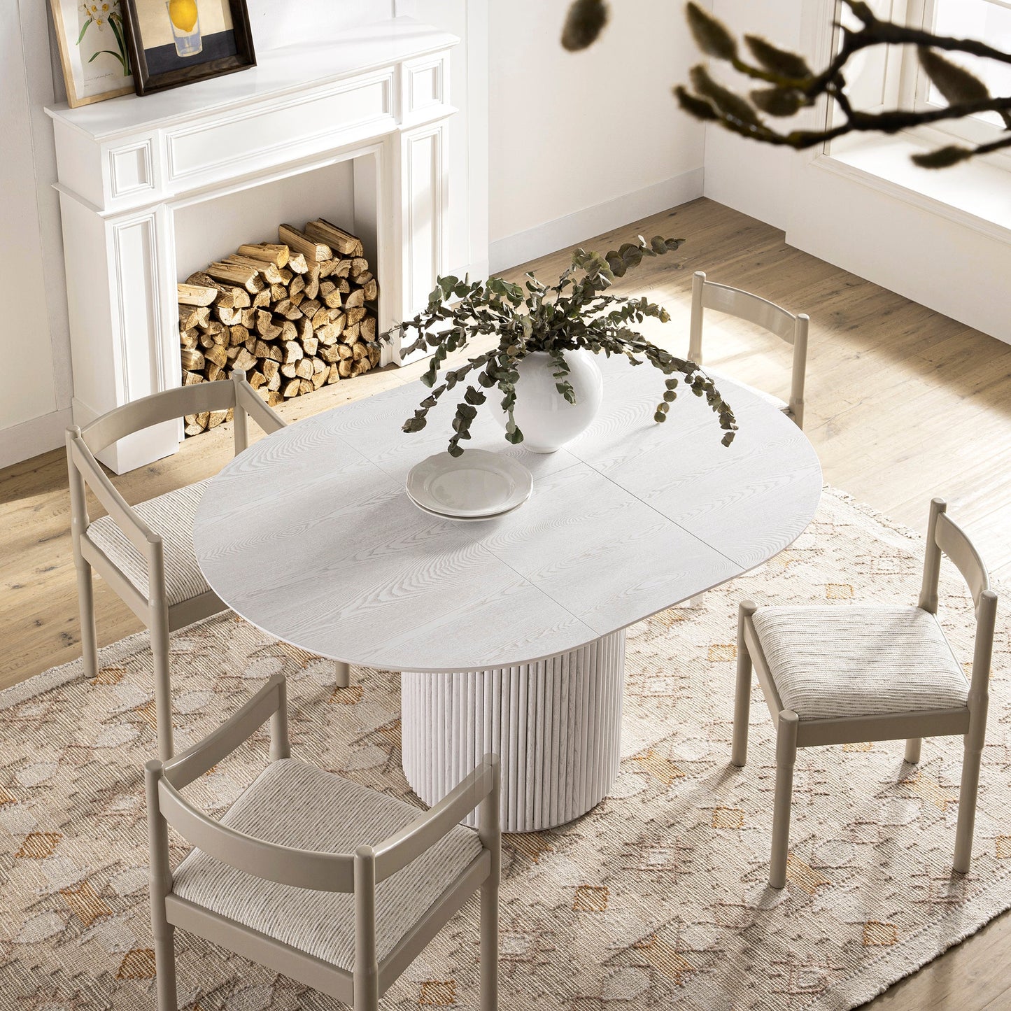 Table à manger ronde extensible Maru 4 à 6 places avec piédestal en chêne, blanc délavé