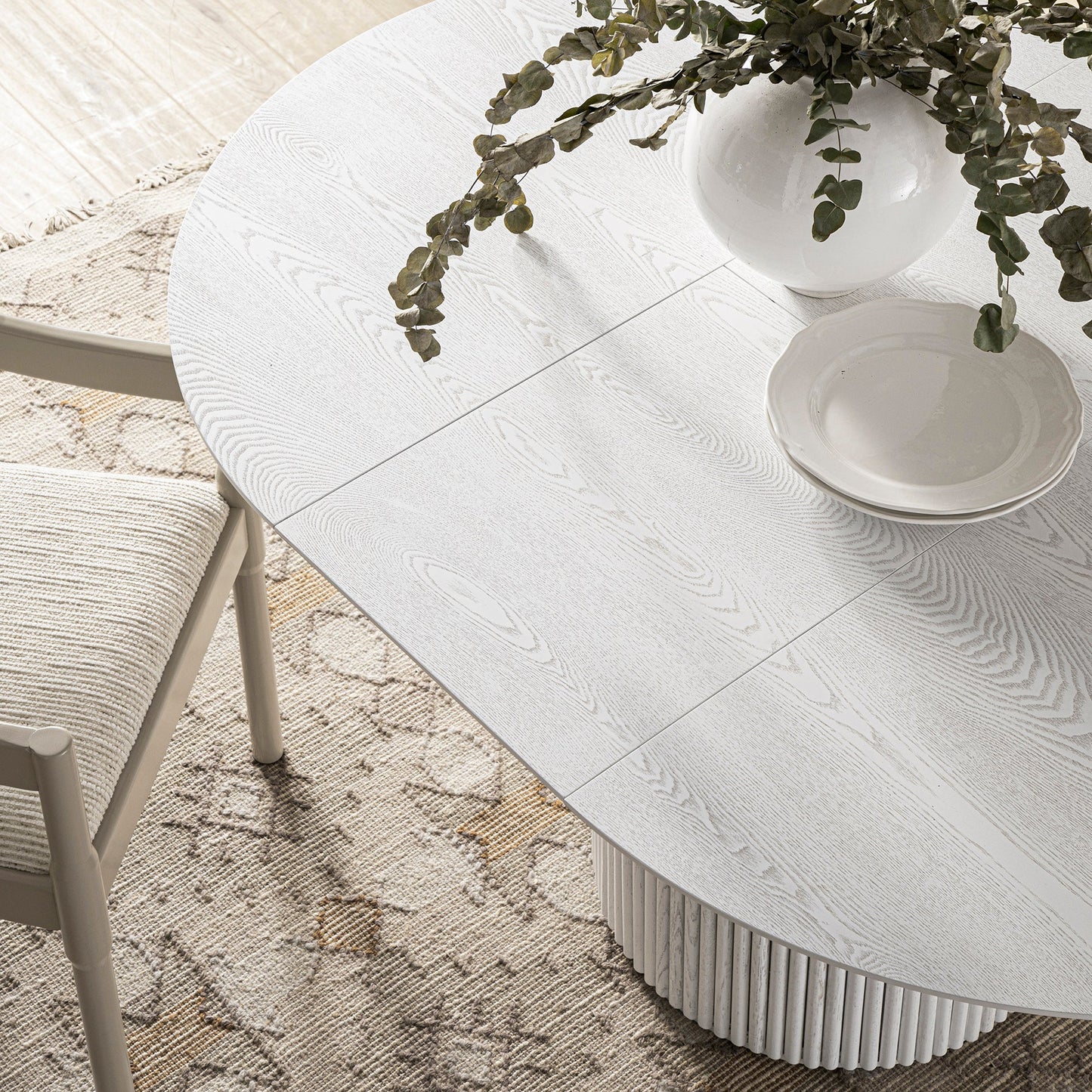 Table à manger ronde extensible Maru 4 à 6 places avec piédestal en chêne, blanc délavé