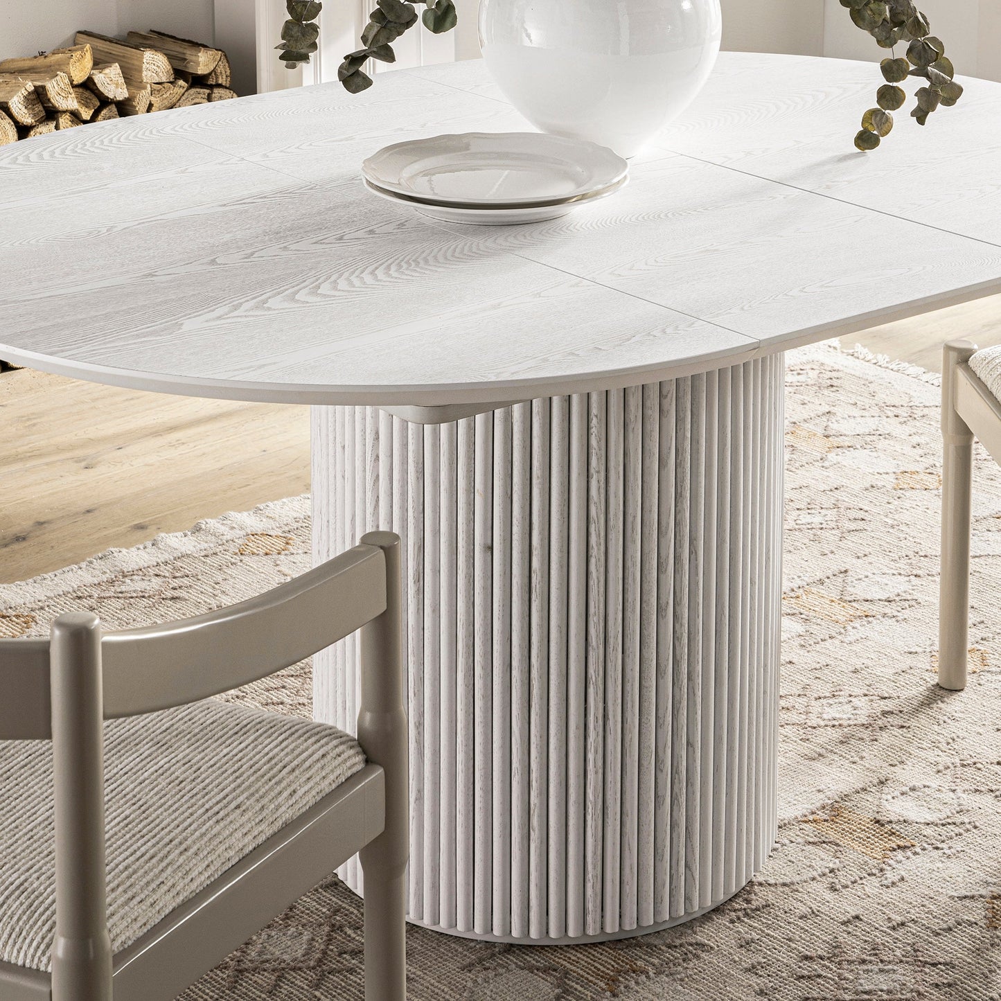 Table à manger ronde extensible Maru 4 à 6 places avec piédestal en chêne, blanc délavé