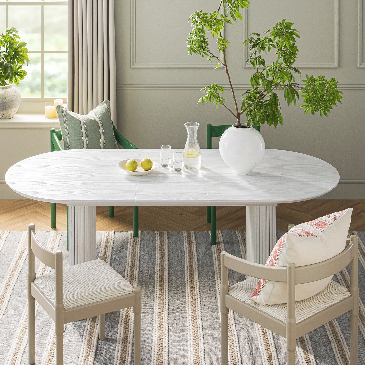 Table à manger ovale extensible Maru 6 à 8 places avec piédestal en chêne, blanc délavé