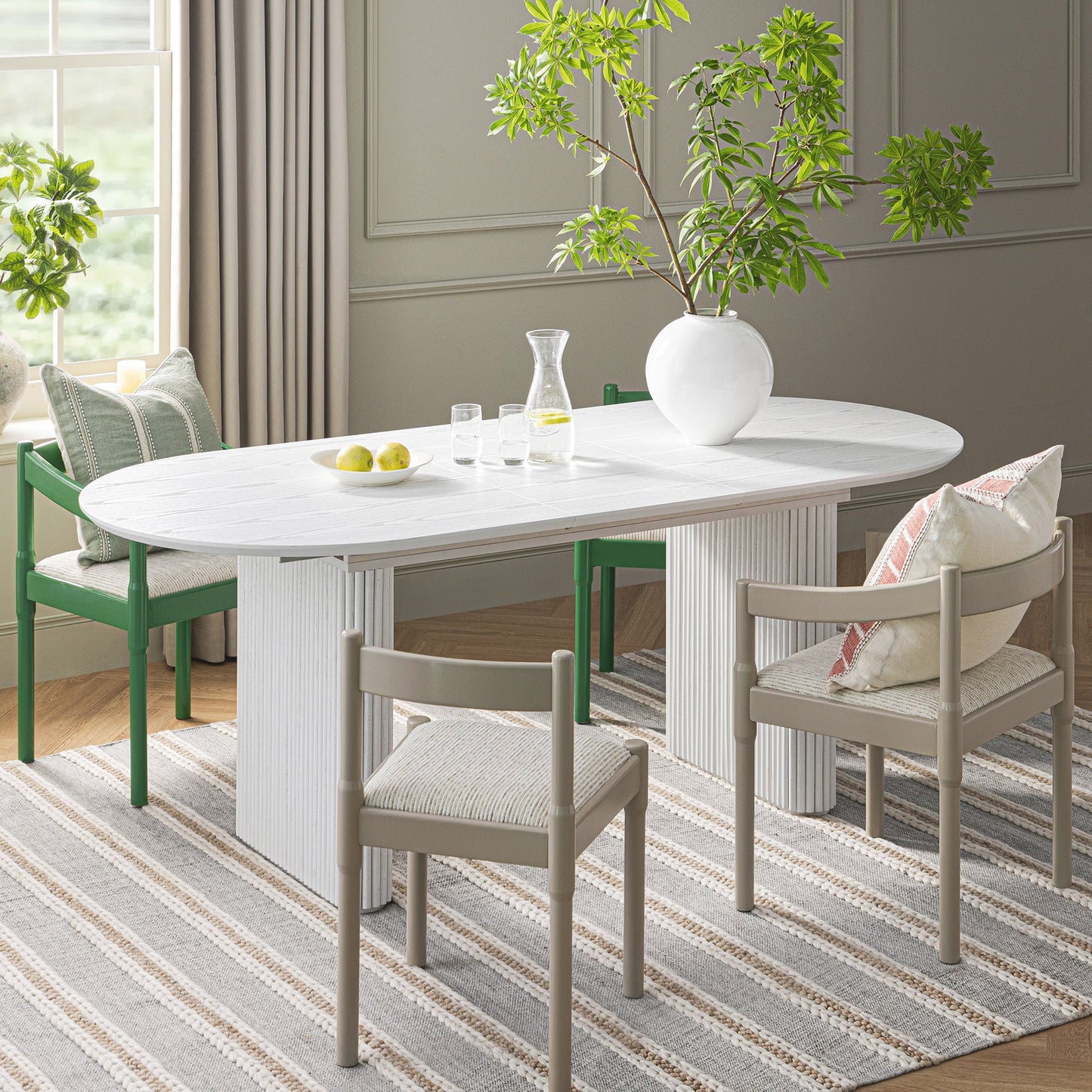 Table à manger ovale extensible Maru 6 à 8 places avec piédestal en chêne, blanc délavé