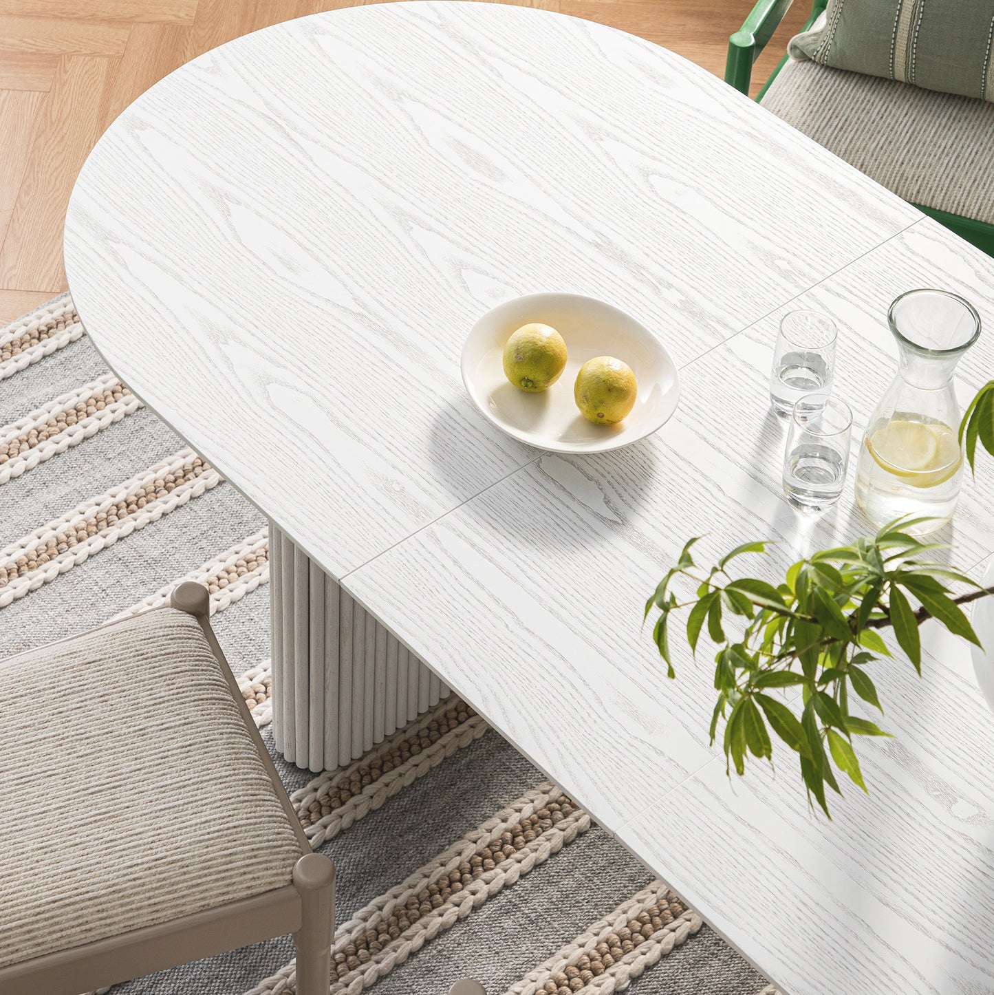 Table à manger ovale extensible Maru 6 à 8 places avec piédestal en chêne, blanc délavé