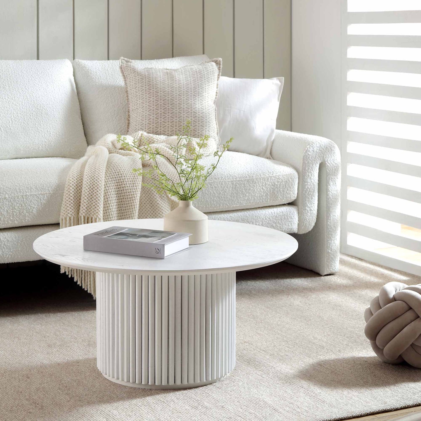 Table basse ronde Maru en chêne, finition blanc délavé