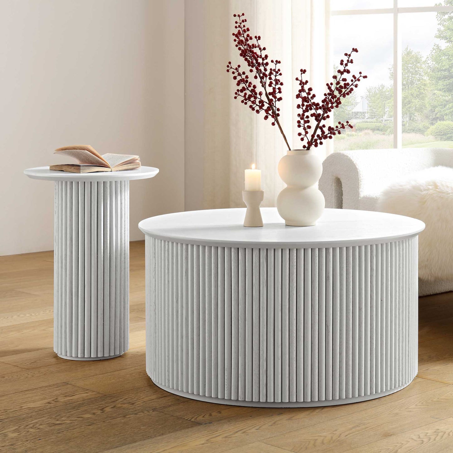 Table basse ronde en chêne Maru avec rangement, blanc délavé
