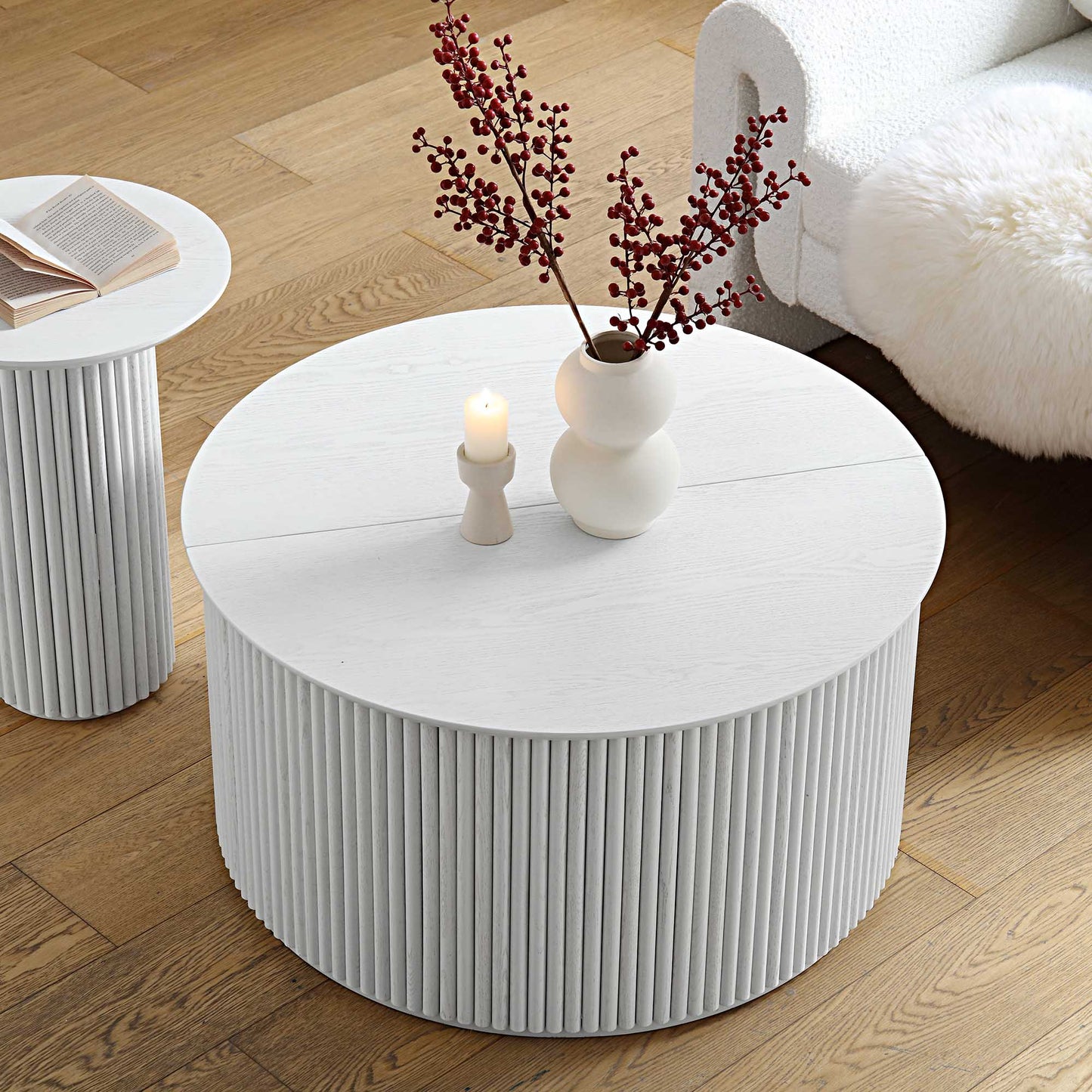 Table basse ronde en chêne Maru avec rangement, blanc délavé