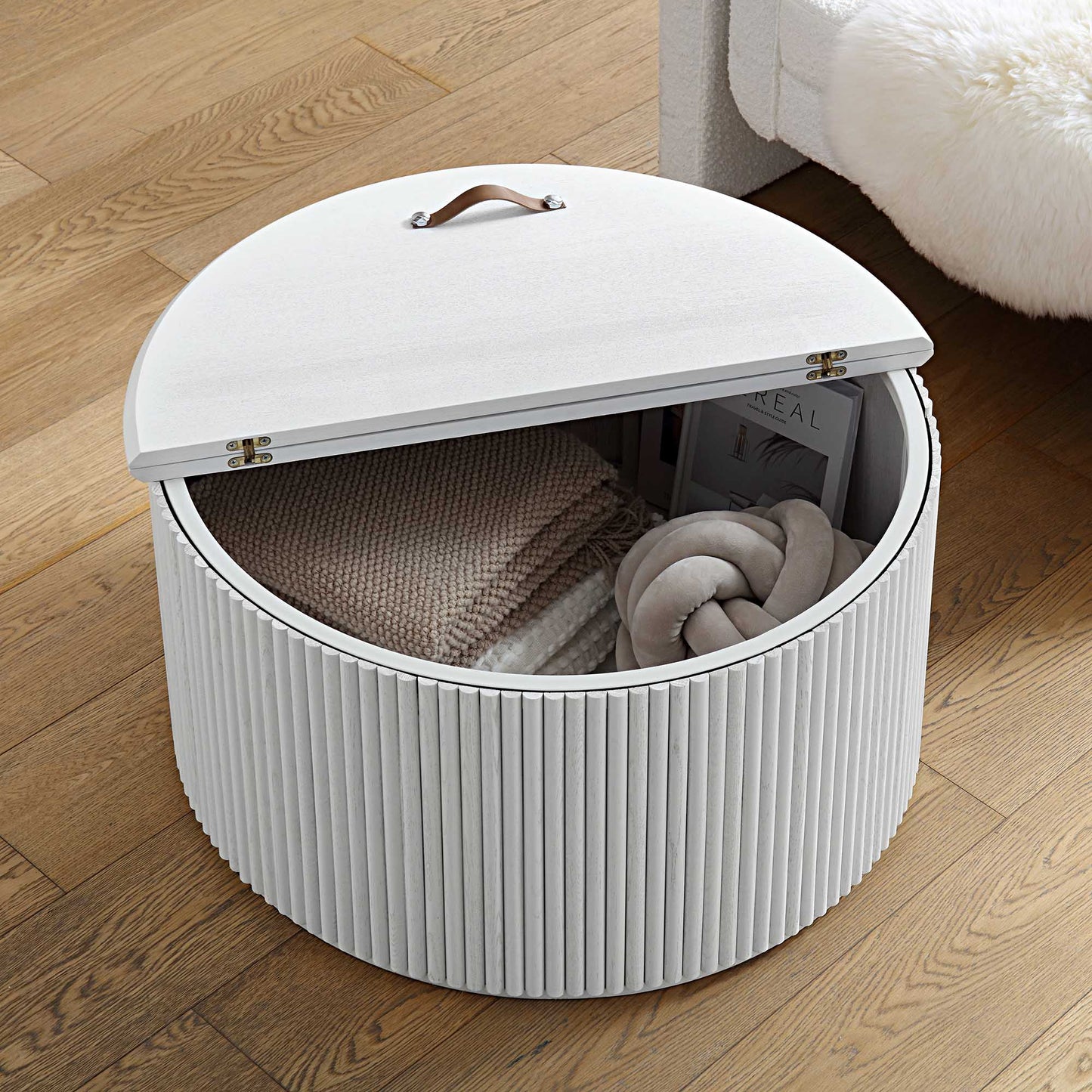 Table basse ronde en chêne Maru avec rangement, blanc délavé