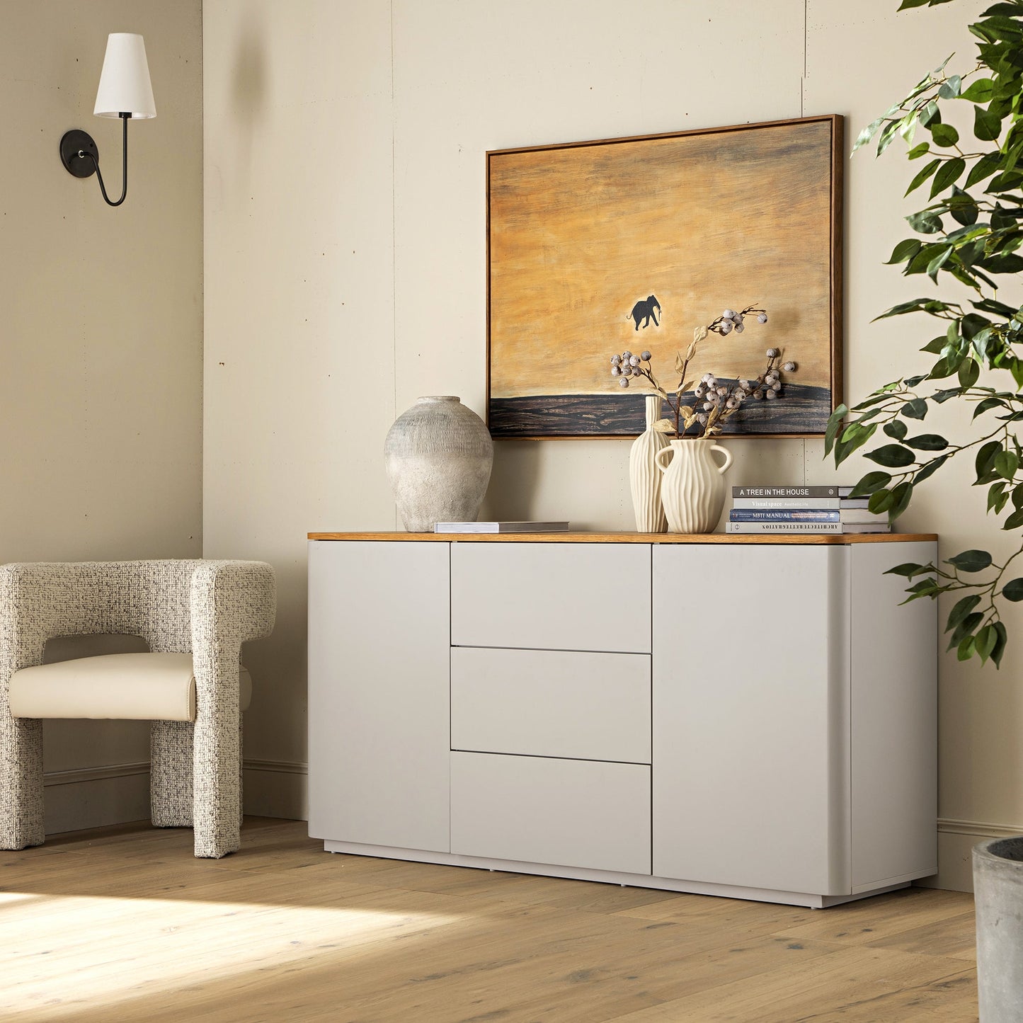 Buffet large Agnes à bords incurvés, 2 portes et 3 tiroirs, gris tourterelle avec plateau en chêne