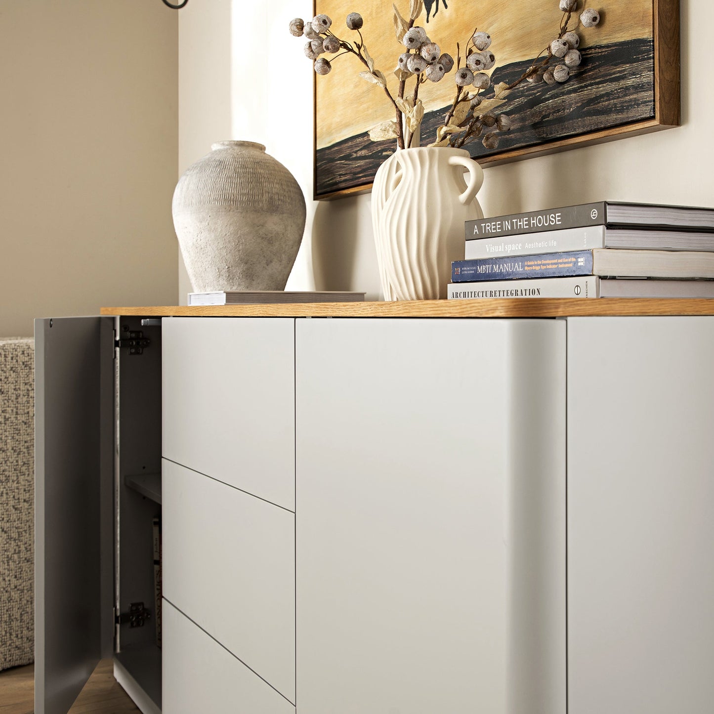 Buffet large Agnes à bords incurvés, 2 portes et 3 tiroirs, gris tourterelle avec plateau en chêne