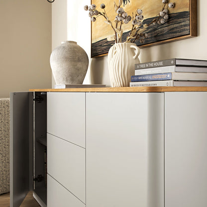 Buffet large Agnes à bords incurvés, 2 portes et 3 tiroirs, gris tourterelle avec plateau en chêne