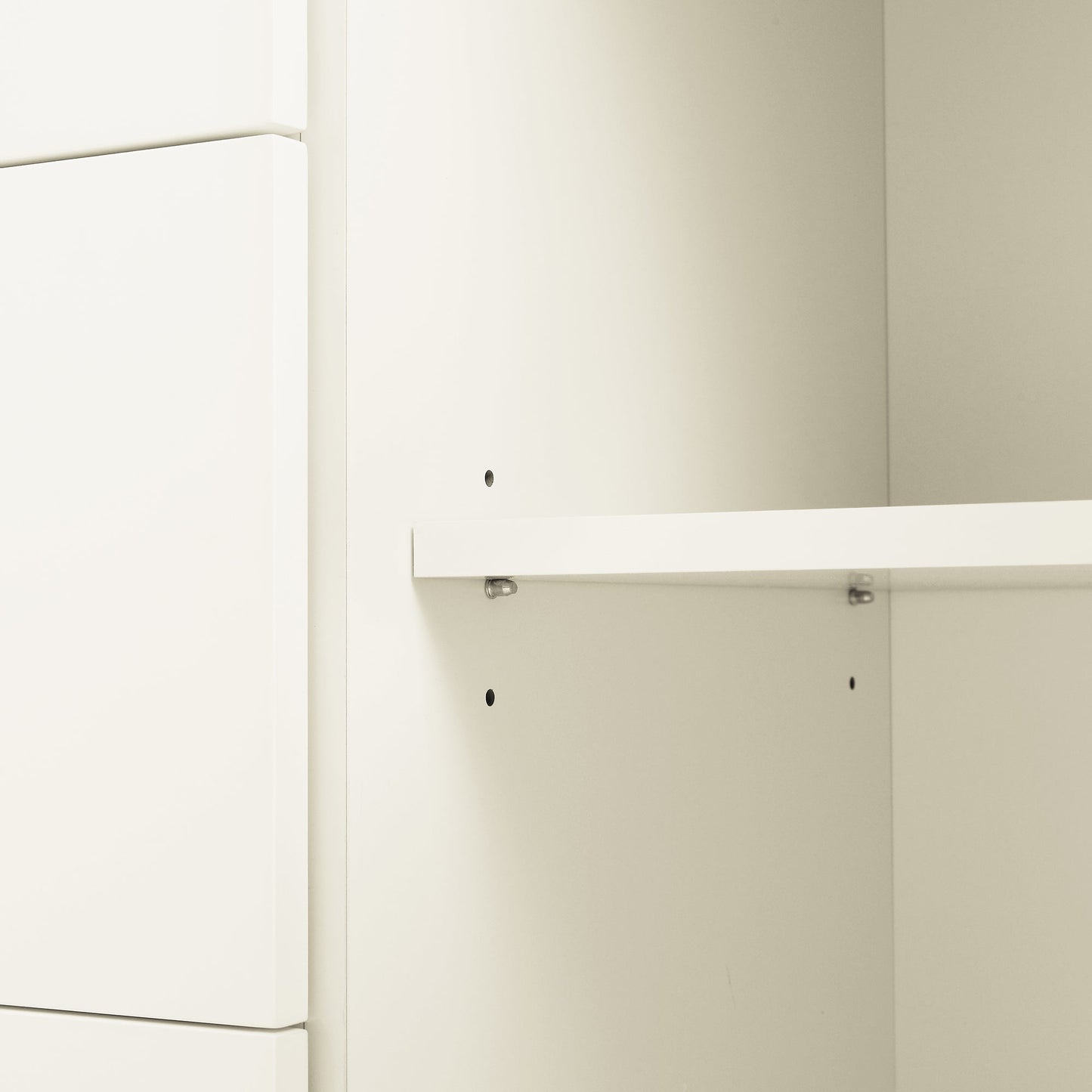 Buffet large Agnes à bords incurvés, 2 portes et 3 tiroirs, blanc cassé avec plateau en chêne