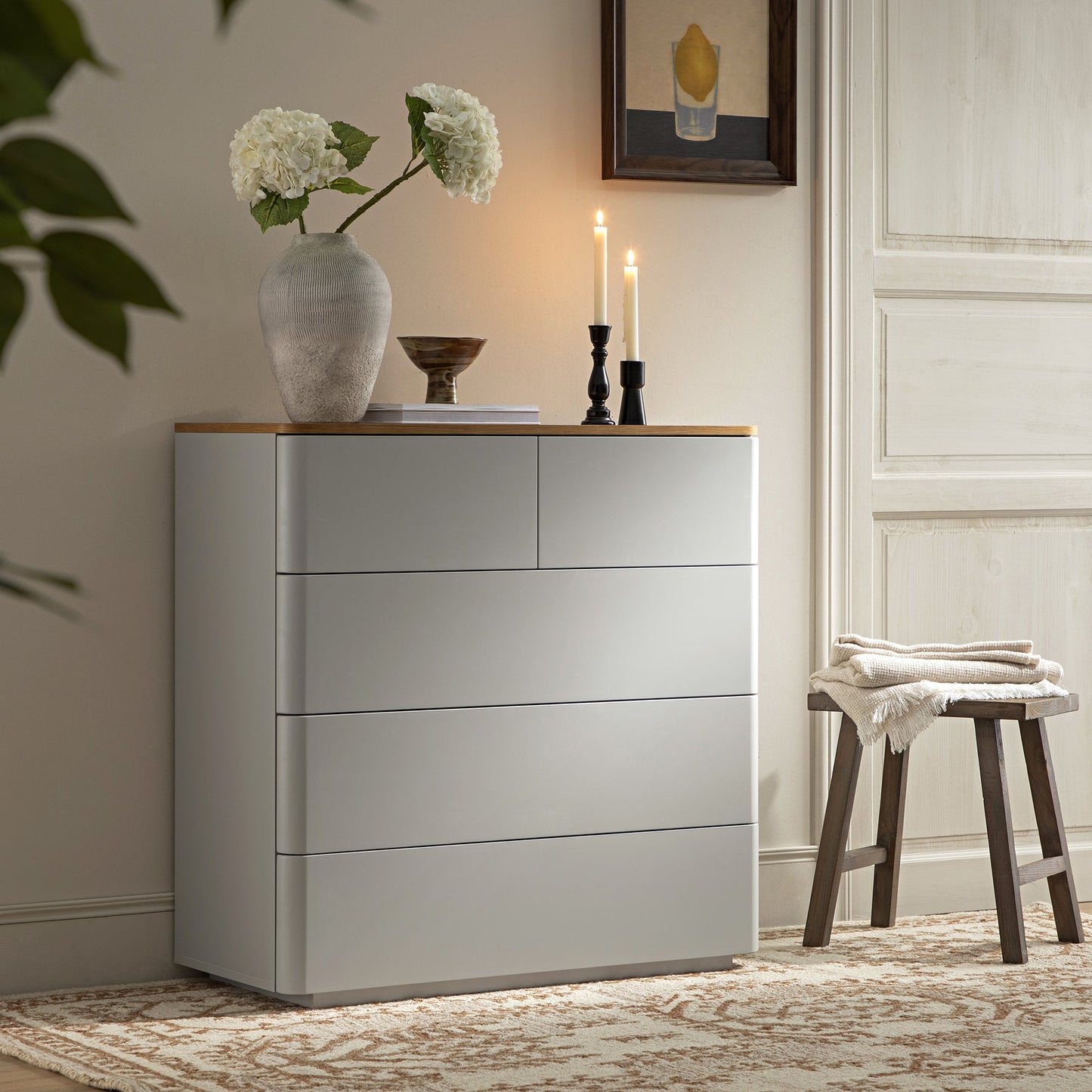 Commode 2 tiroirs sur 3 à bords incurvés Agnes, gris tourterelle avec plateau en chêne