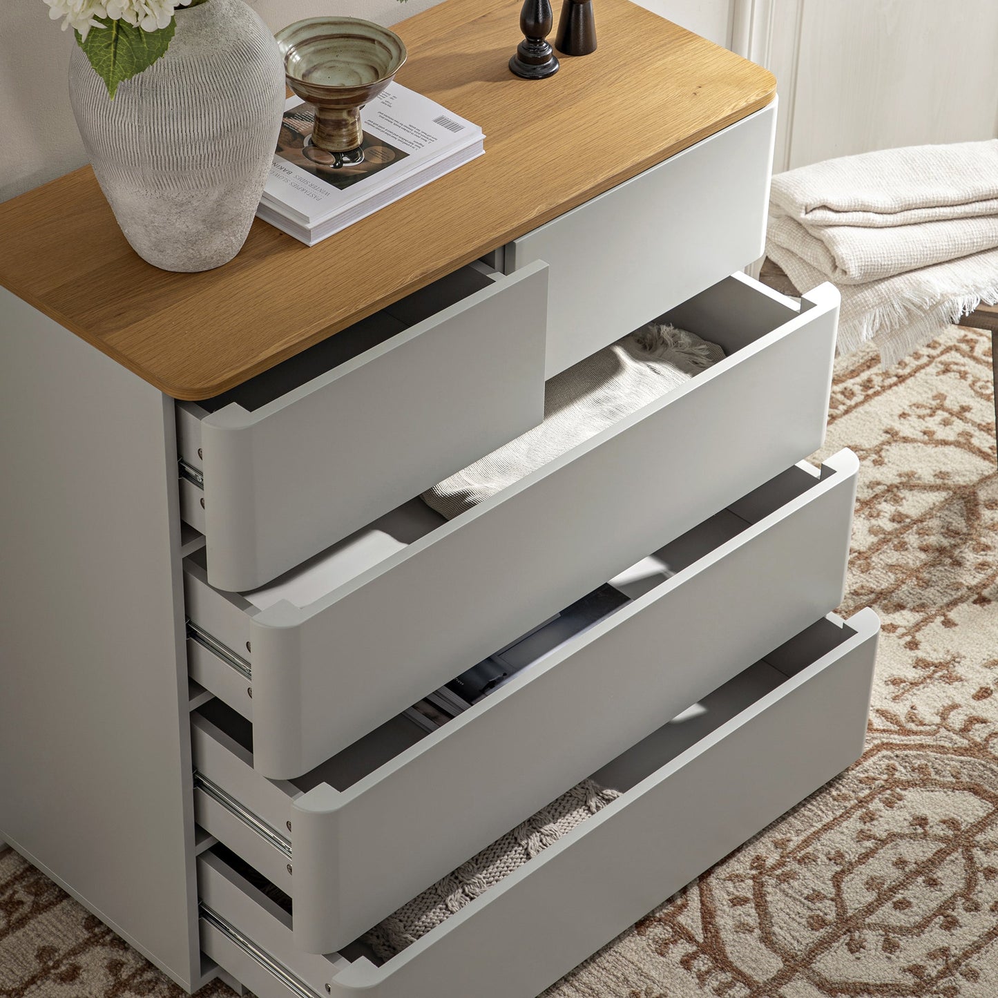 Commode 2 tiroirs sur 3 à bords incurvés Agnes, gris tourterelle avec plateau en chêne