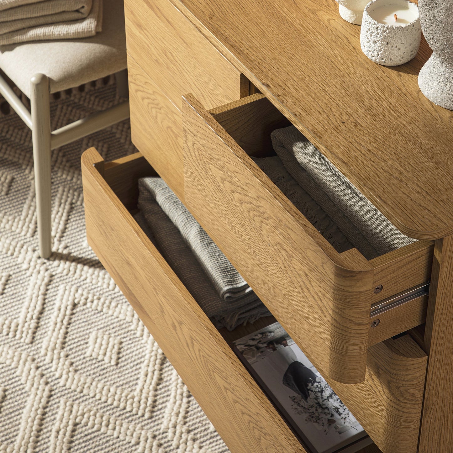 Commode 2 tiroirs sur 3 à bords incurvés Agnes, naturelle