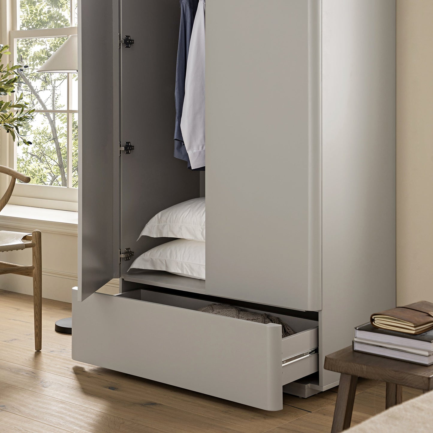 Armoire double à bords incurvés Agnes, gris tourterelle avec plateau en chêne