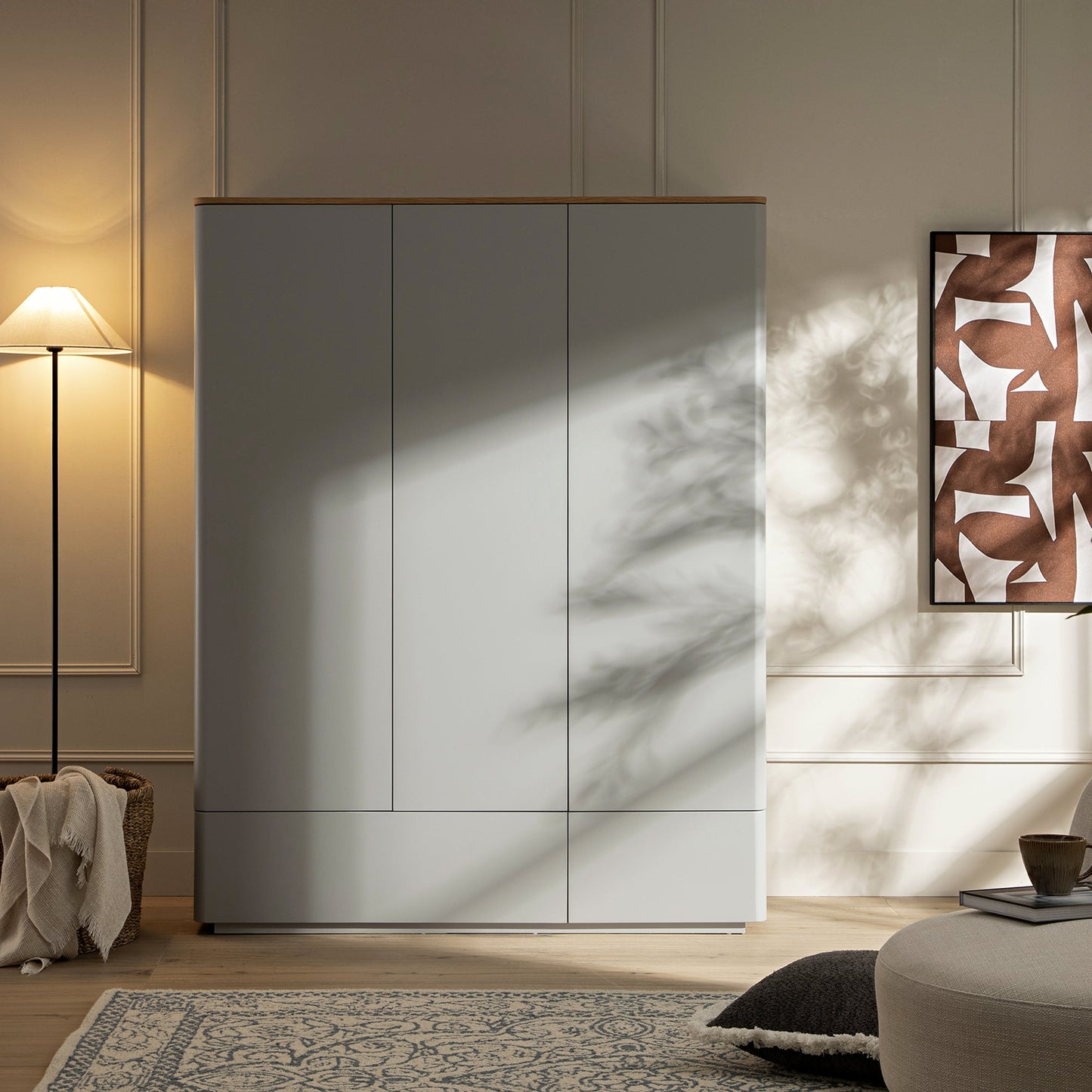 Armoire triple à bords incurvés Agnes, gris tourterelle avec plateau en chêne