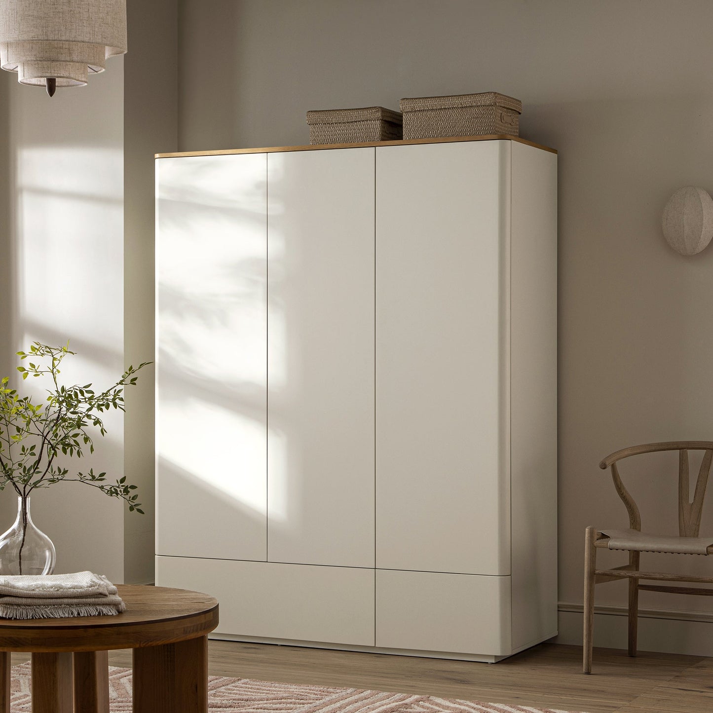 Armoire triple Agnes à bords incurvés, blanc cassé avec plateau en chêne
