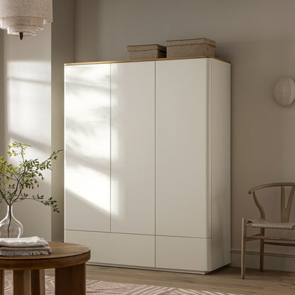 Armoire triple Agnes à bords incurvés, blanc cassé avec plateau en chêne
