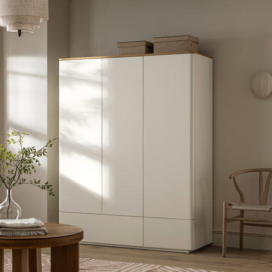 Armoire triple Agnes à bords incurvés, blanc cassé avec plateau en chêne