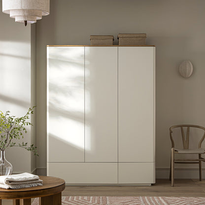 Armoire triple Agnes à bords incurvés, blanc cassé avec plateau en chêne