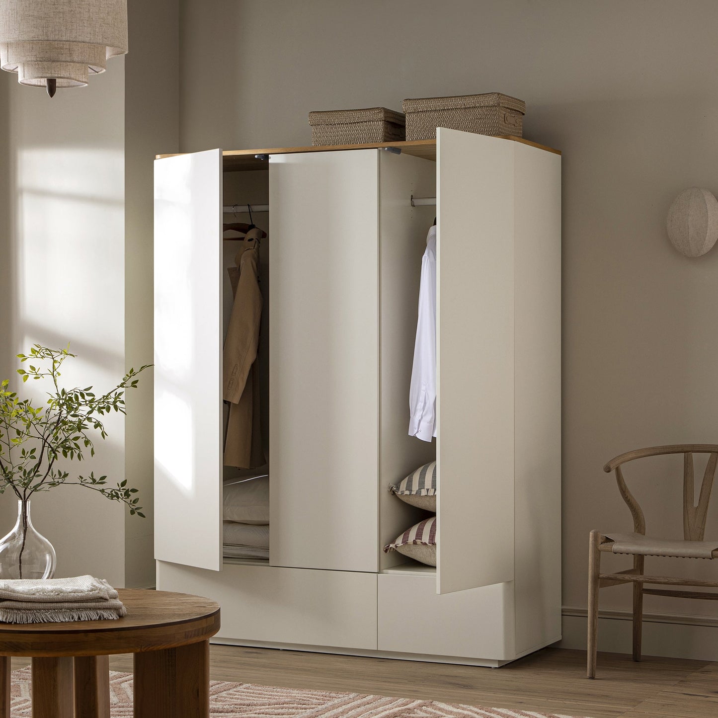 Armoire triple Agnes à bords incurvés, blanc cassé avec plateau en chêne