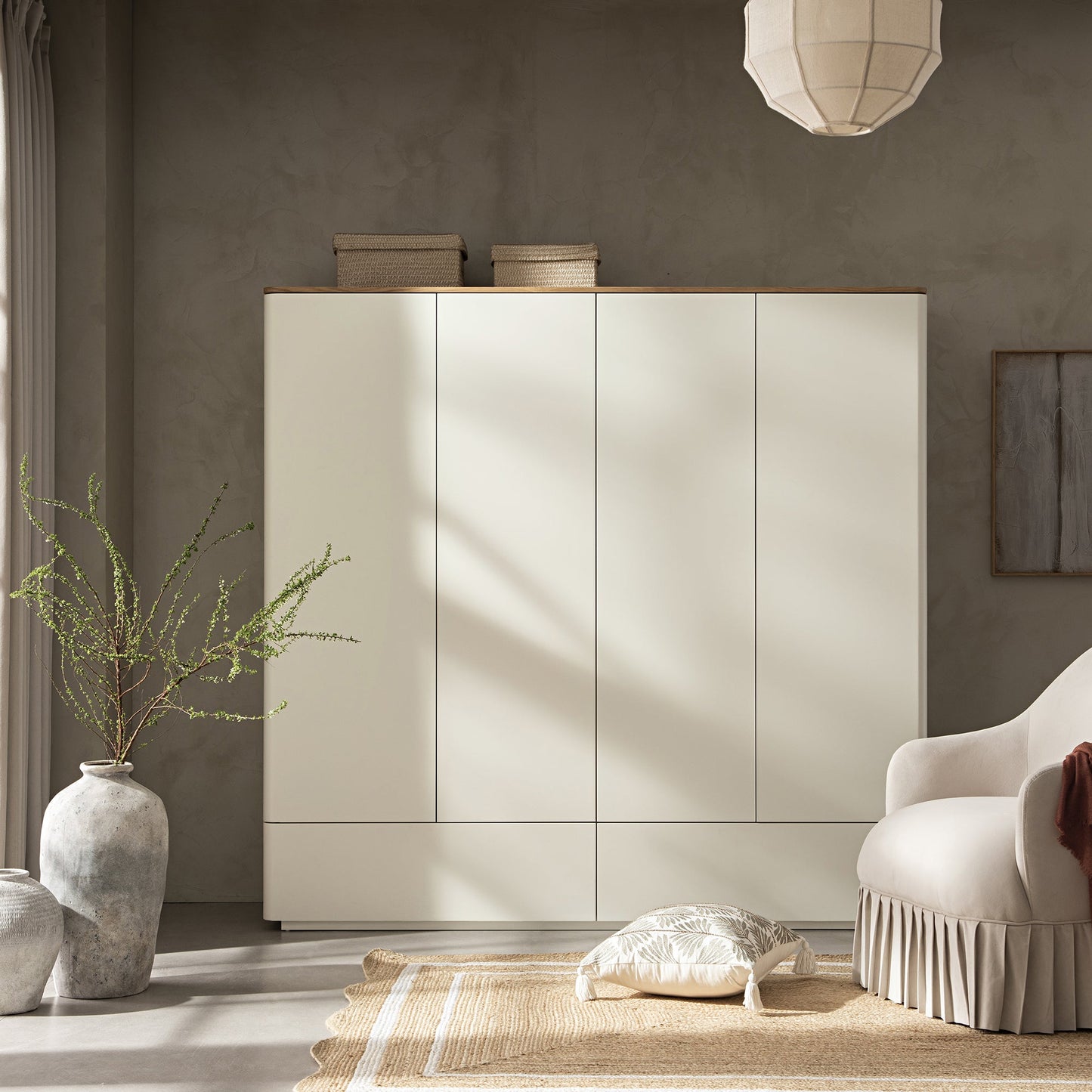 Armoire 4 portes à bords incurvés Agnes, blanc cassé avec plateau en chêne