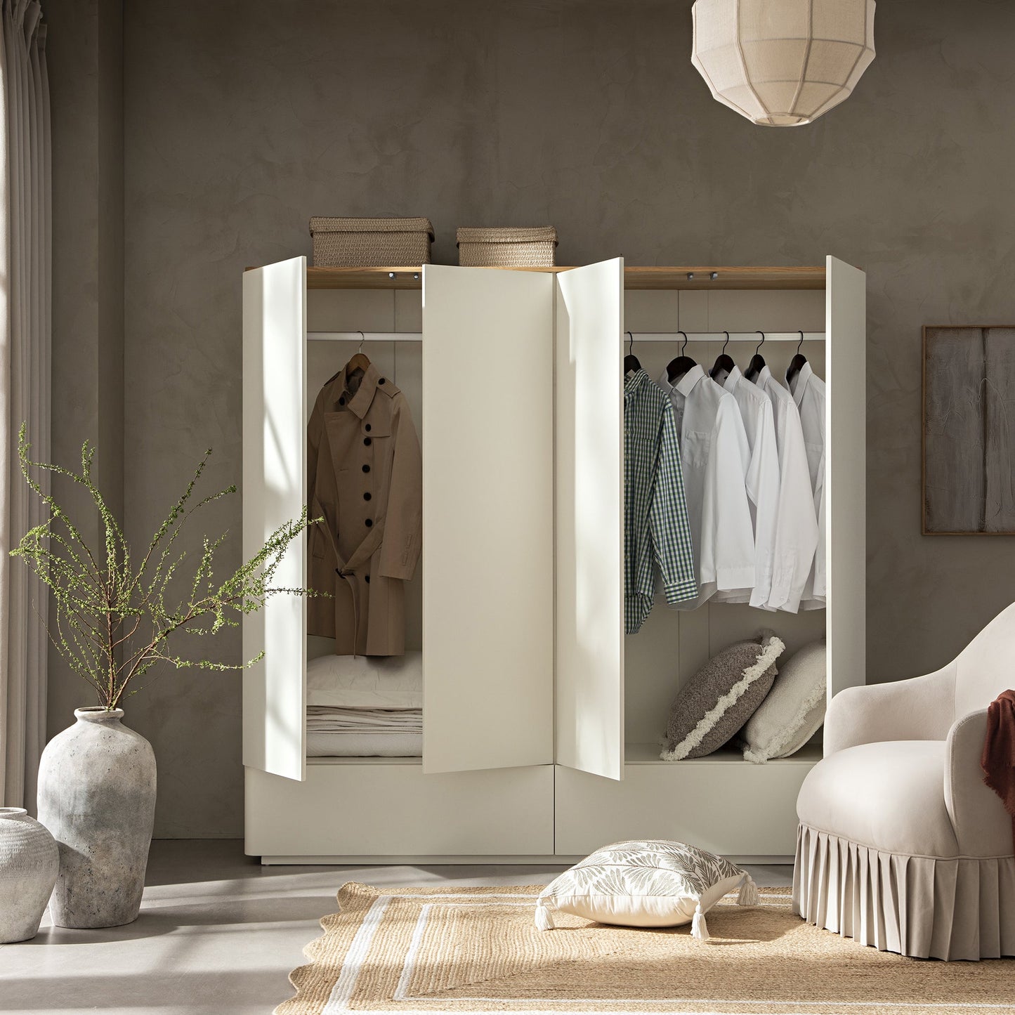 Armoire 4 portes à bords incurvés Agnes, blanc cassé avec plateau en chêne