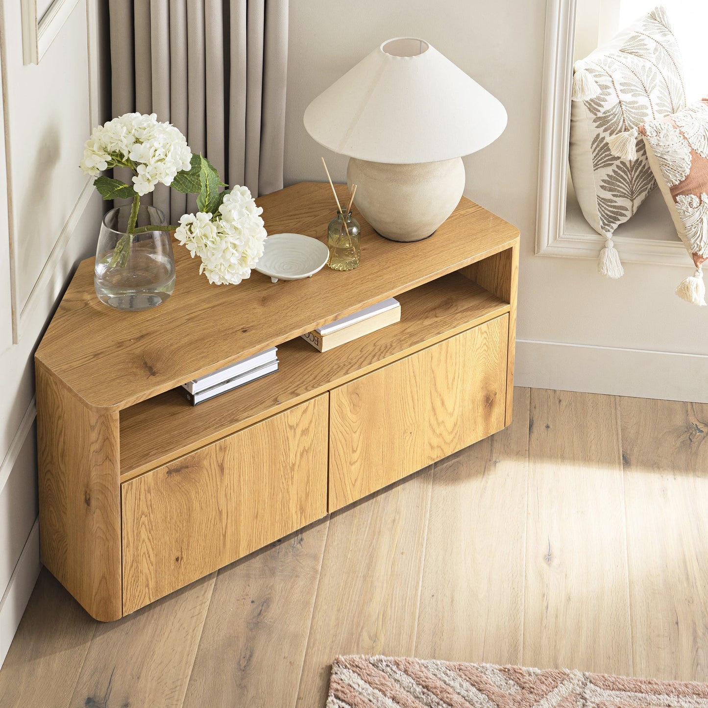 Meuble TV d'angle à bords incurvés Agnes, naturel