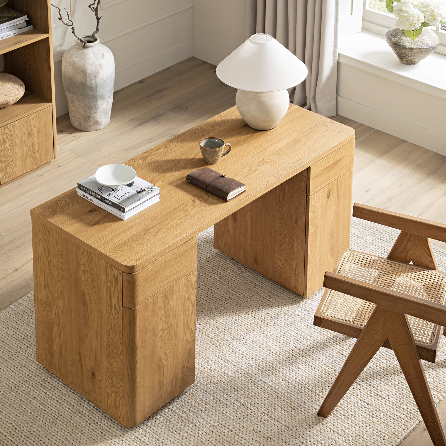 Bureau Agnes à bords incurvés avec rangement, naturel