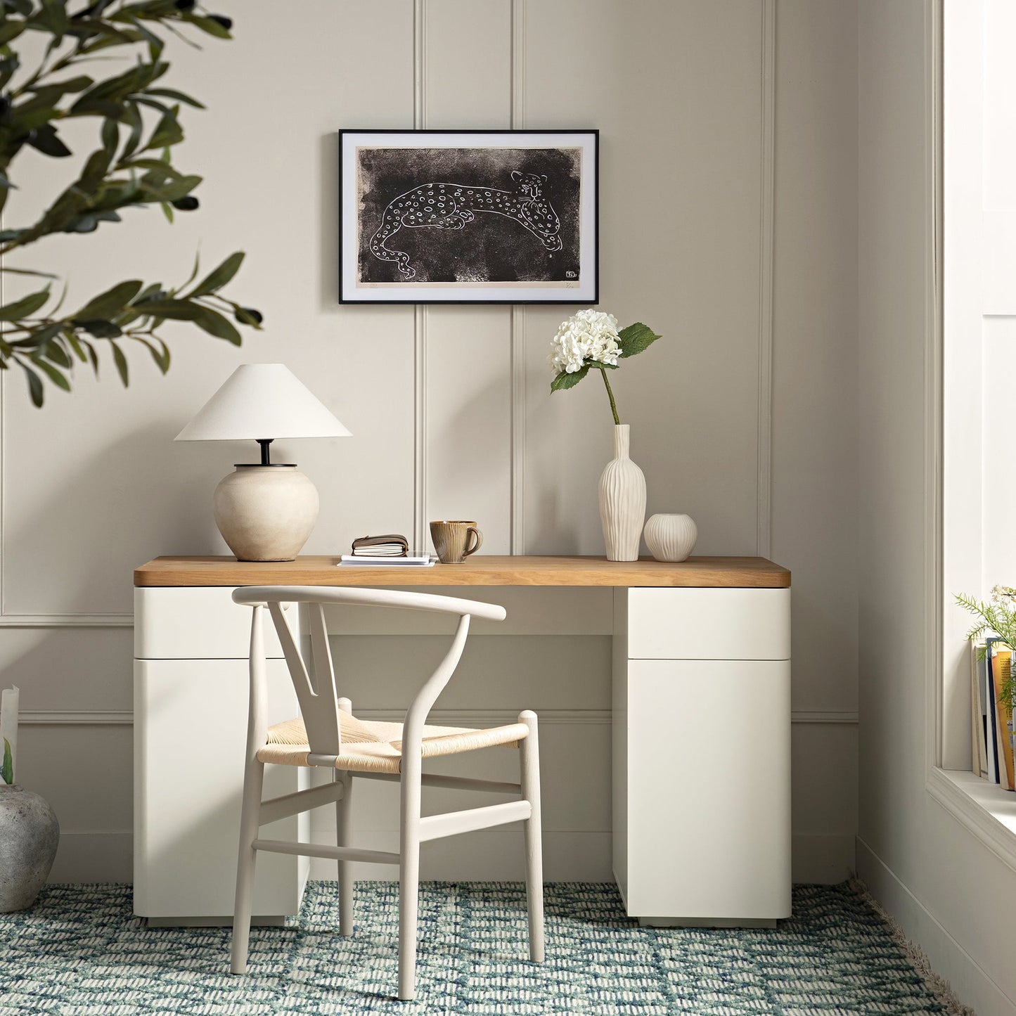 Bureau Agnes à bords incurvés avec rangement, blanc cassé avec plateau en chêne