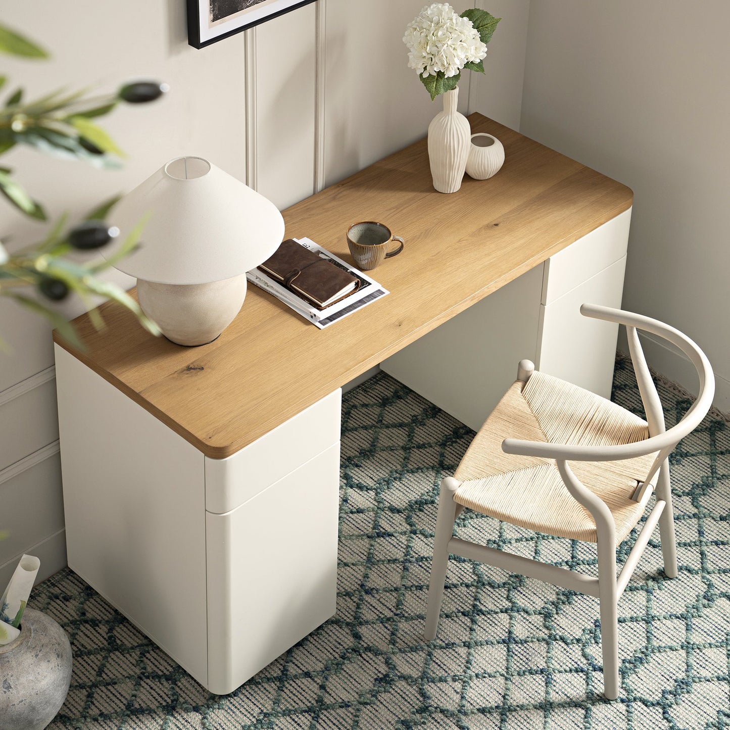 Bureau Agnes à bords incurvés avec rangement, blanc cassé avec plateau en chêne
