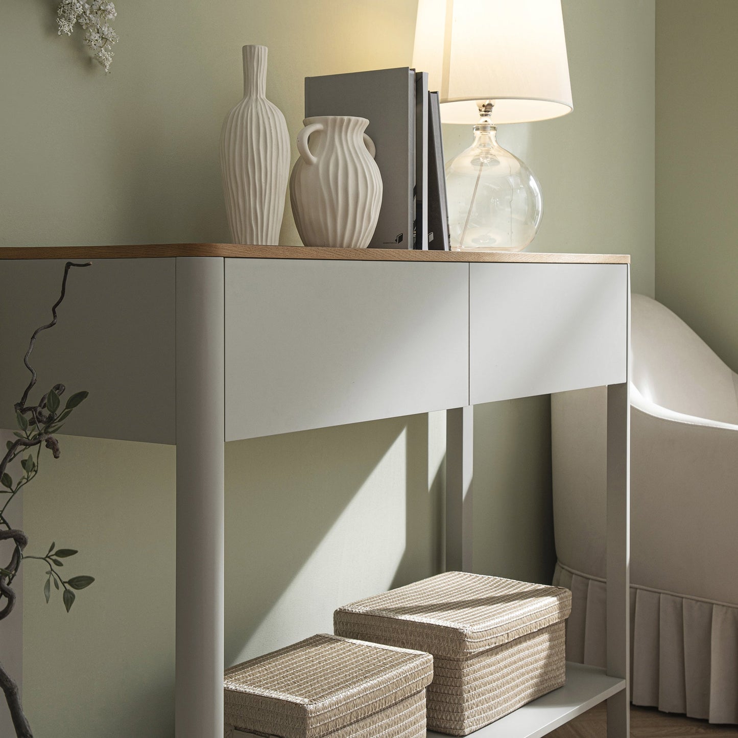 Console Agnes à 2 tiroirs et bords incurvés, gris tourterelle avec plateau en chêne