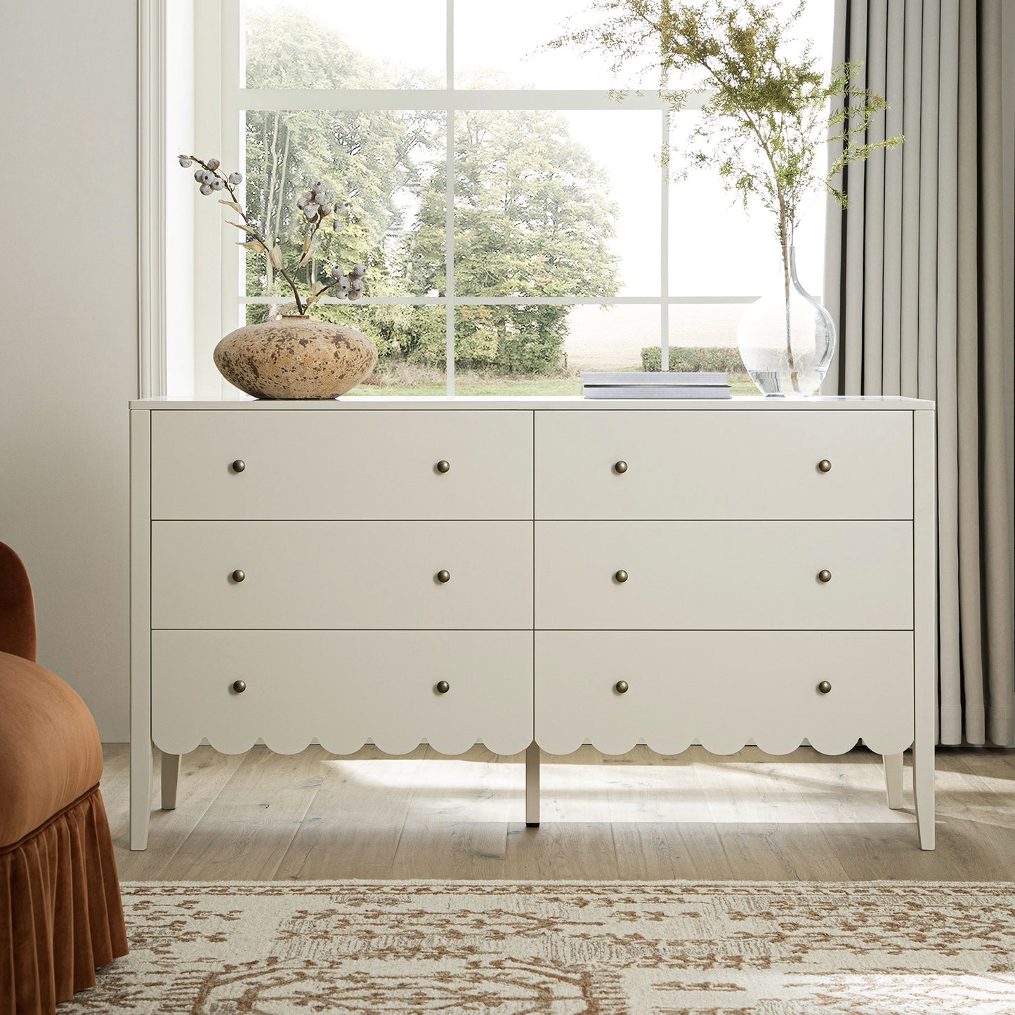 Commode Henley à 6 tiroirs et bords festonnés, 140 cm de large, sable clair