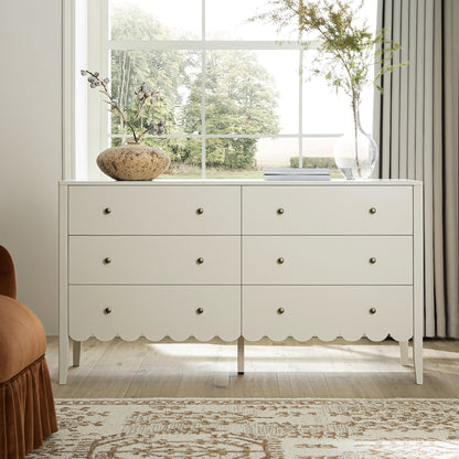 Commode Henley à 6 tiroirs et bords festonnés, 140 cm de large, sable clair