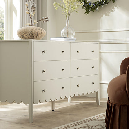 Commode Henley à 6 tiroirs et bords festonnés, 140 cm de large, sable clair