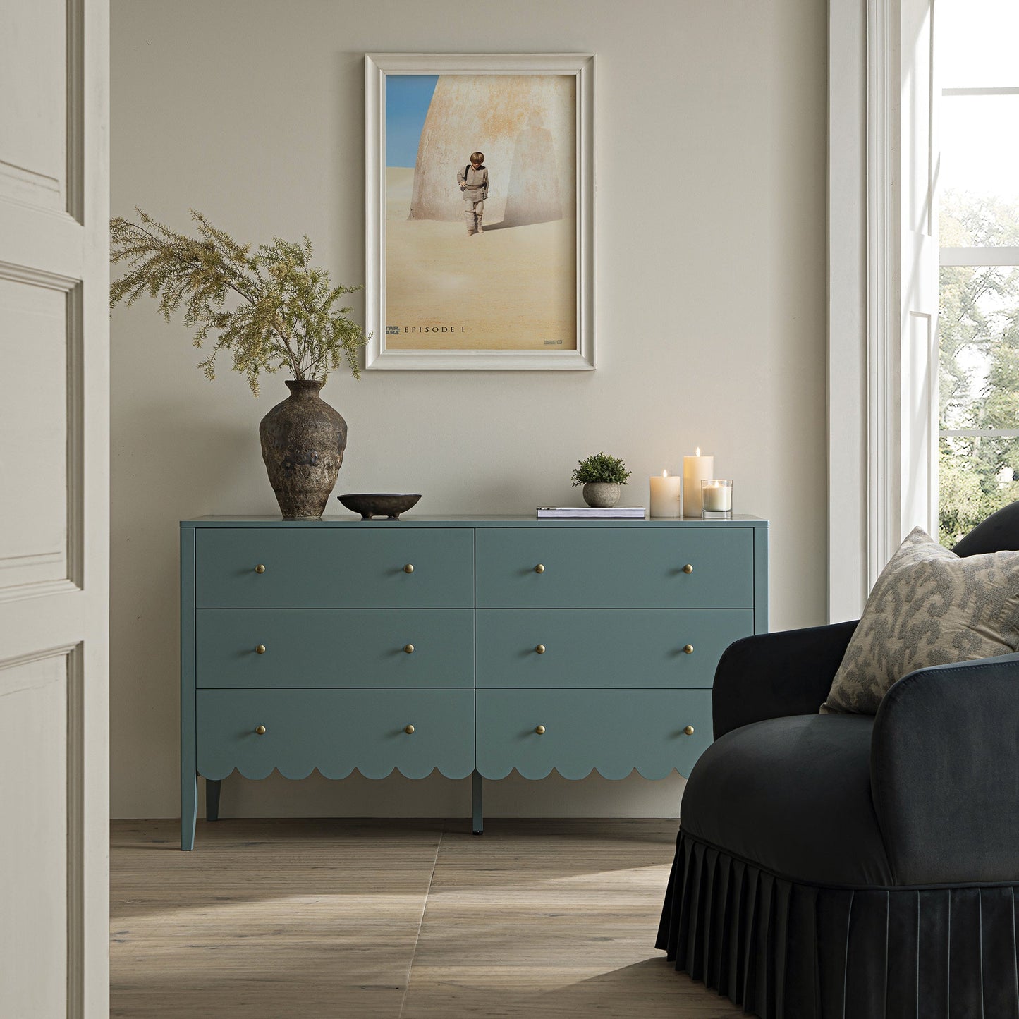 Commode Henley à 6 tiroirs et bords festonnés, 140 cm de large, épicéa bleu