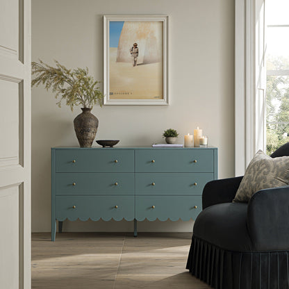 Commode Henley à 6 tiroirs et bords festonnés, 140 cm de large, épicéa bleu