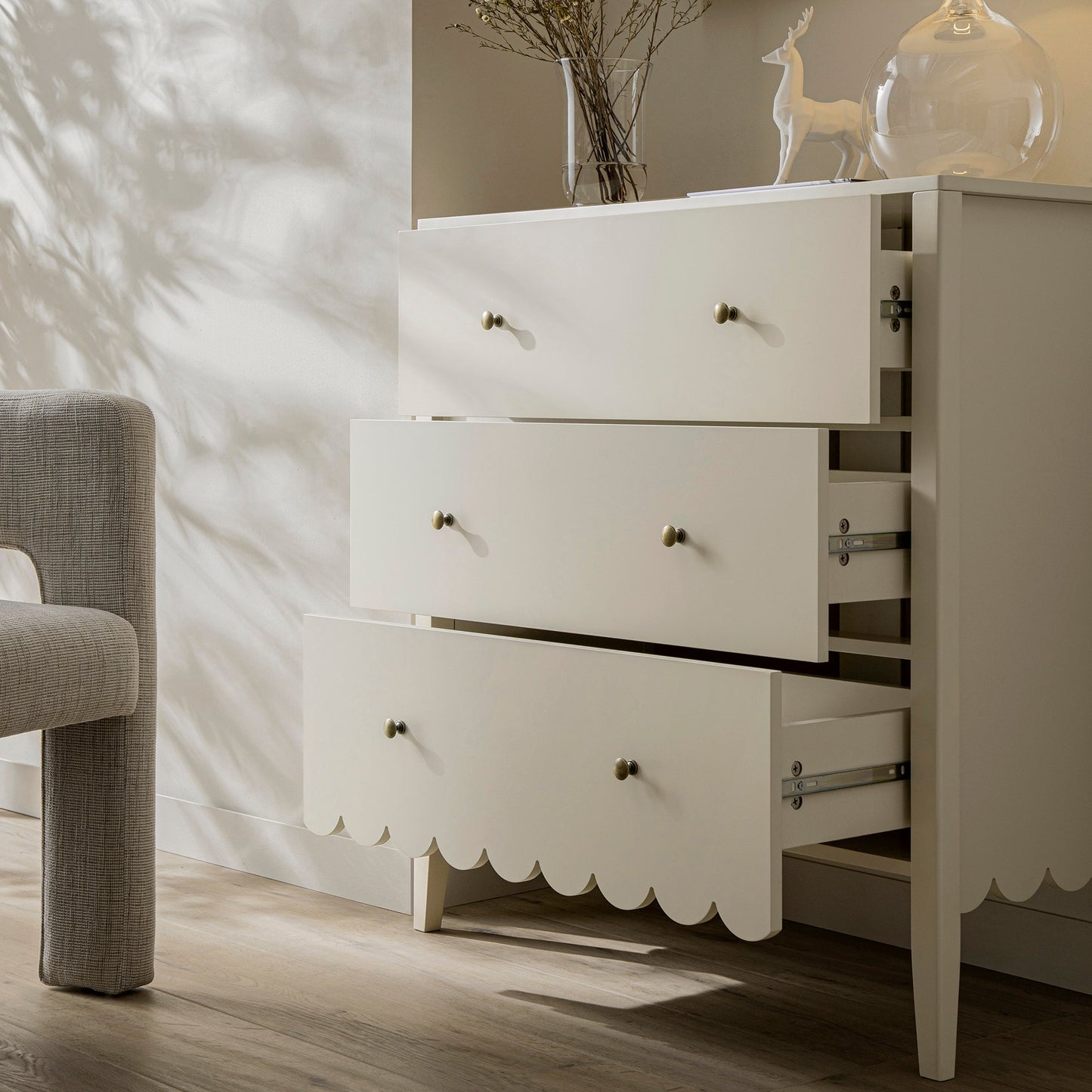 Commode 3 tiroirs à bords festonnés Henley, sable clair